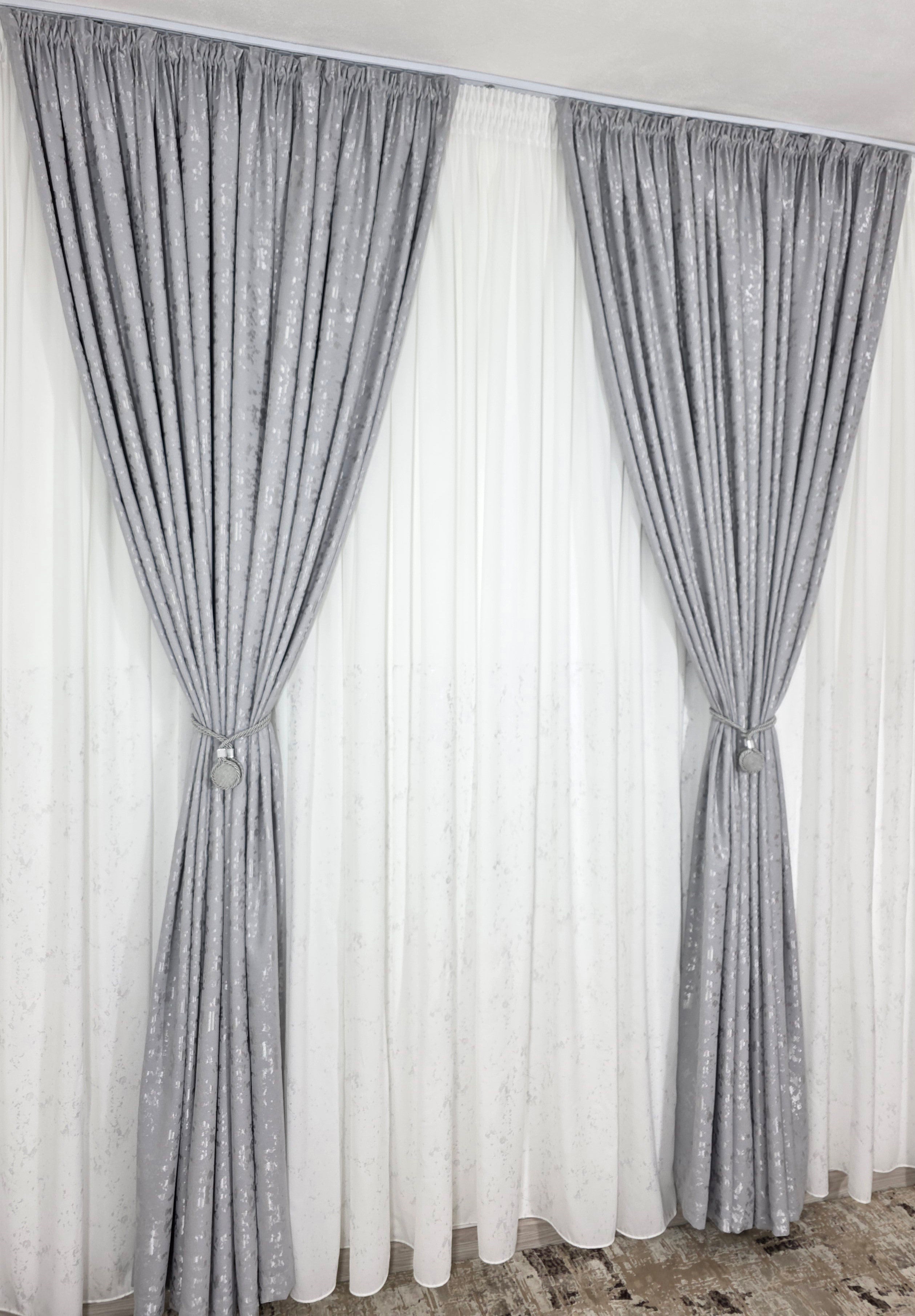 Set Bega: perdea alba din matase cu insertii gri si draperie gri nisip tip vopsea decorativa