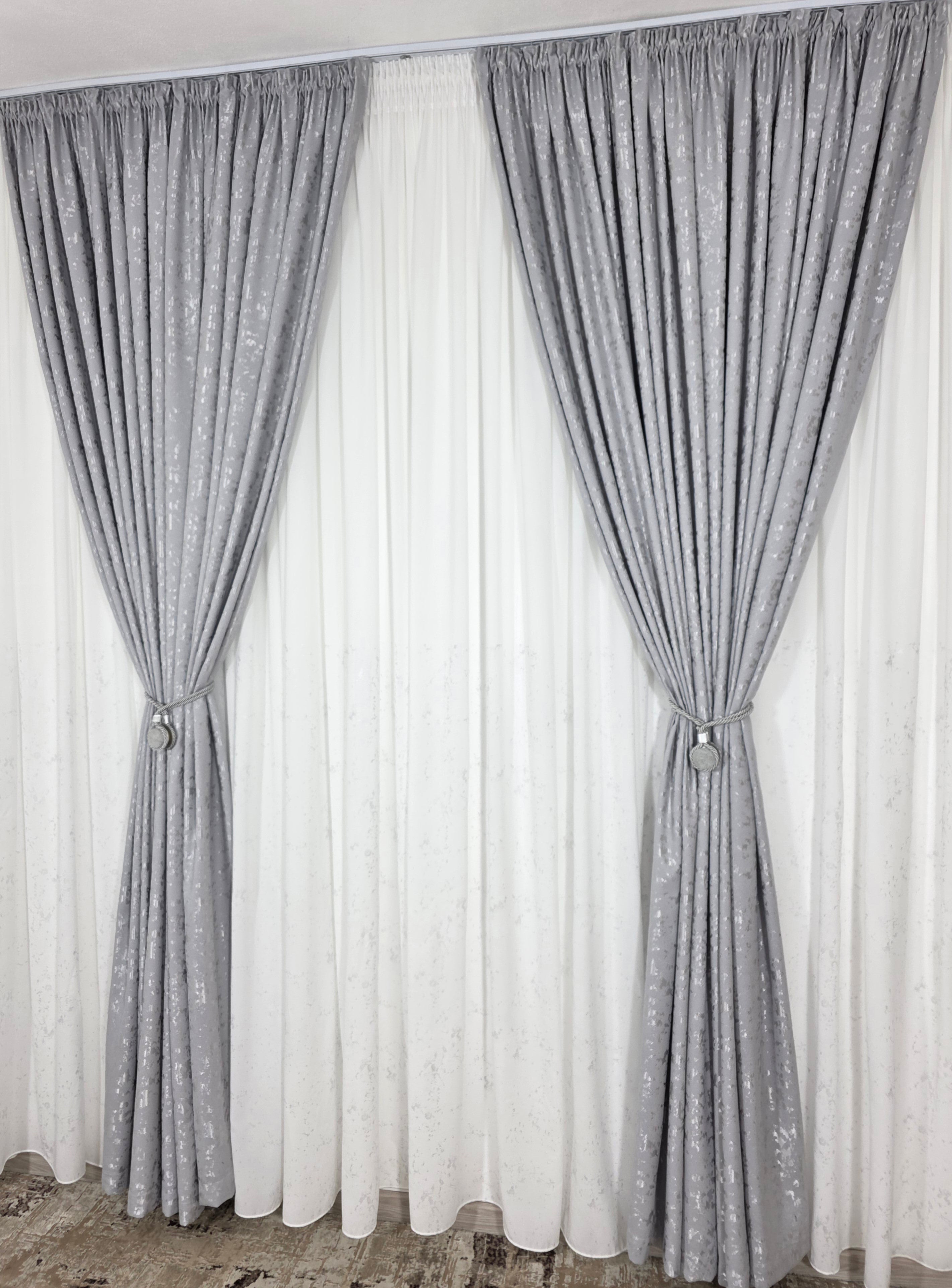 Set Bega: perdea alba din matase cu insertii gri si draperie gri nisip tip vopsea decorativa