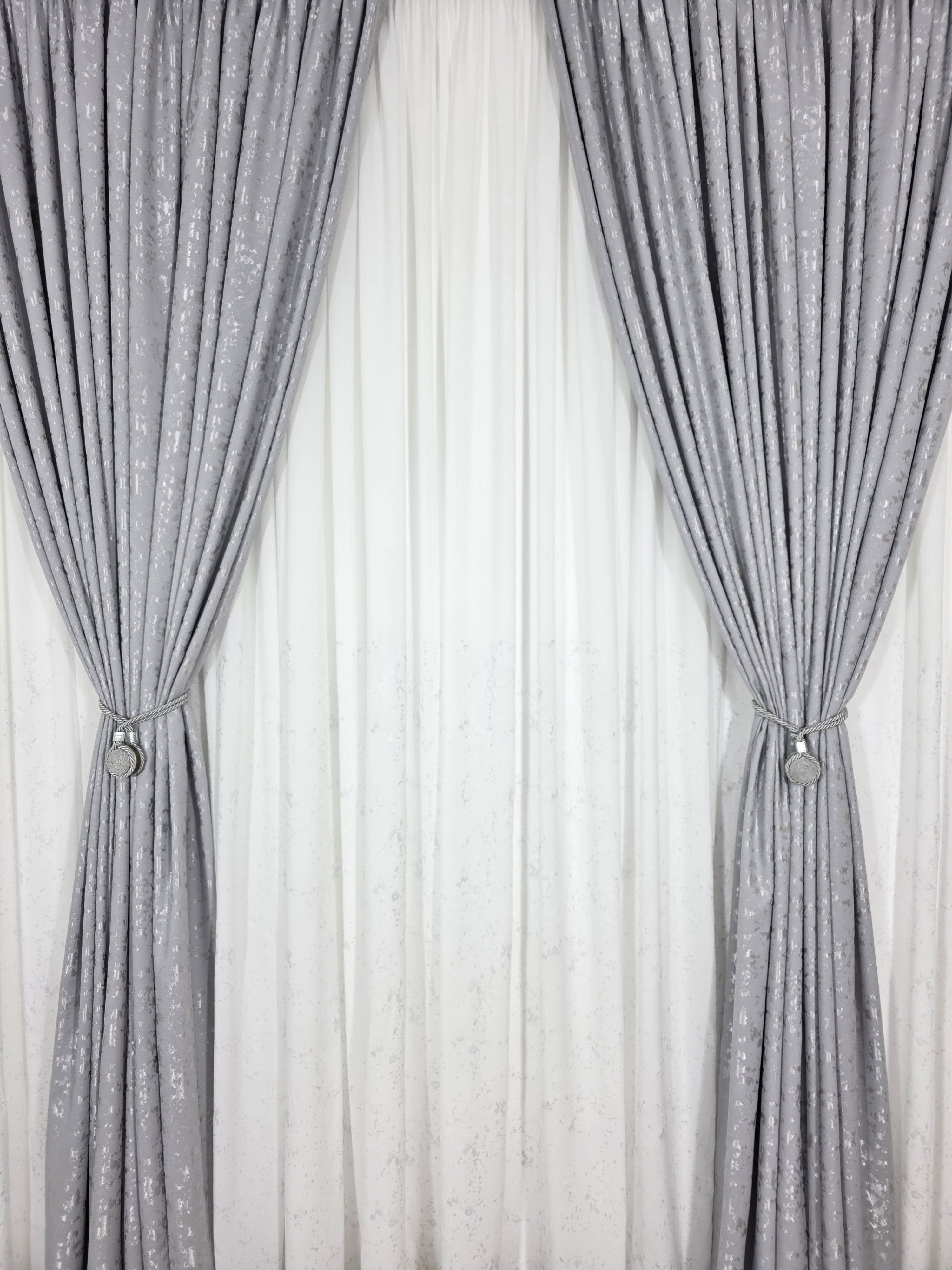 Set Bega: perdea alba din matase cu insertii gri si draperie gri nisip tip vopsea decorativa