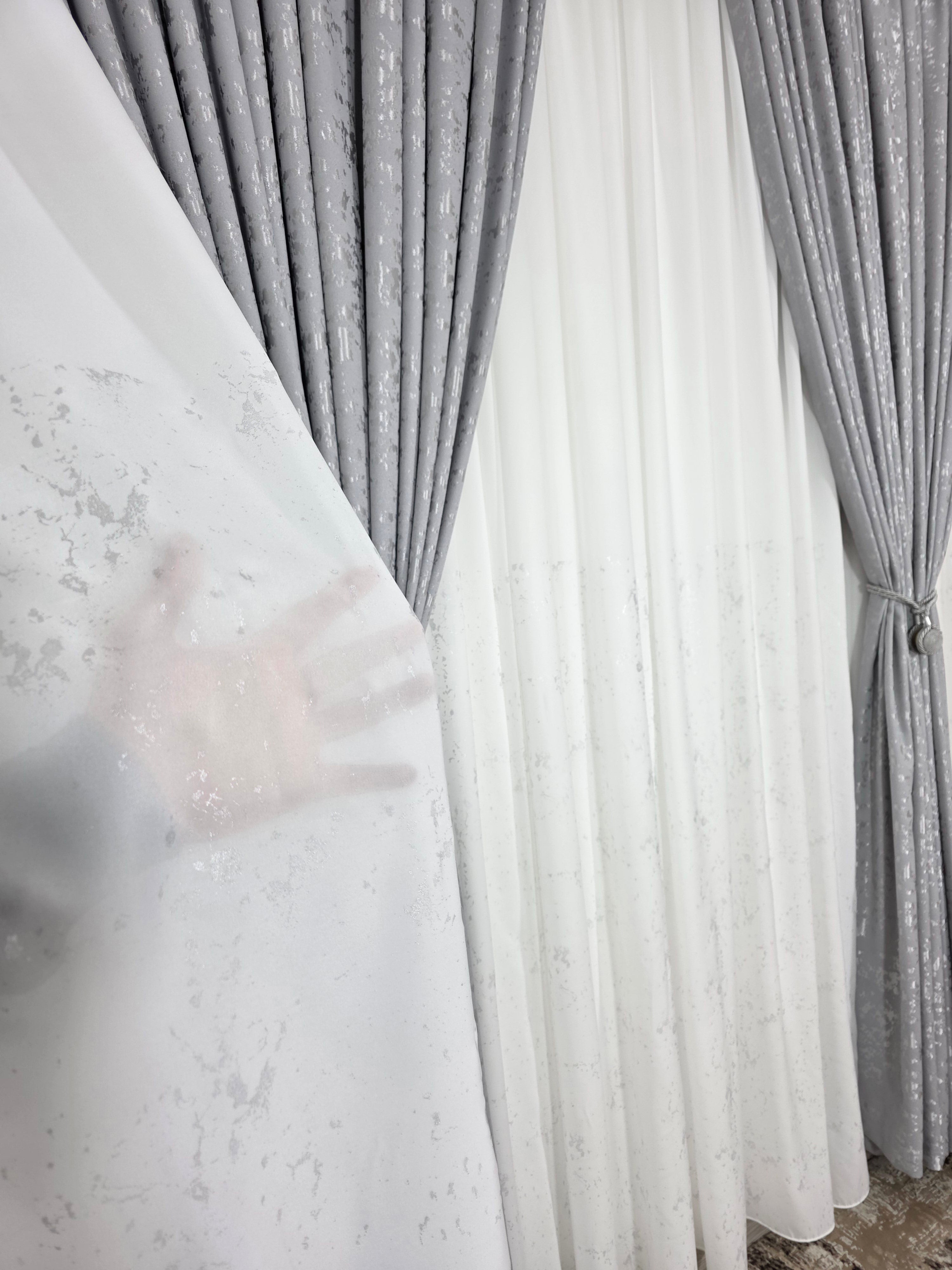 Set Bega: perdea alba din matase cu insertii gri si draperie gri nisip tip vopsea decorativa