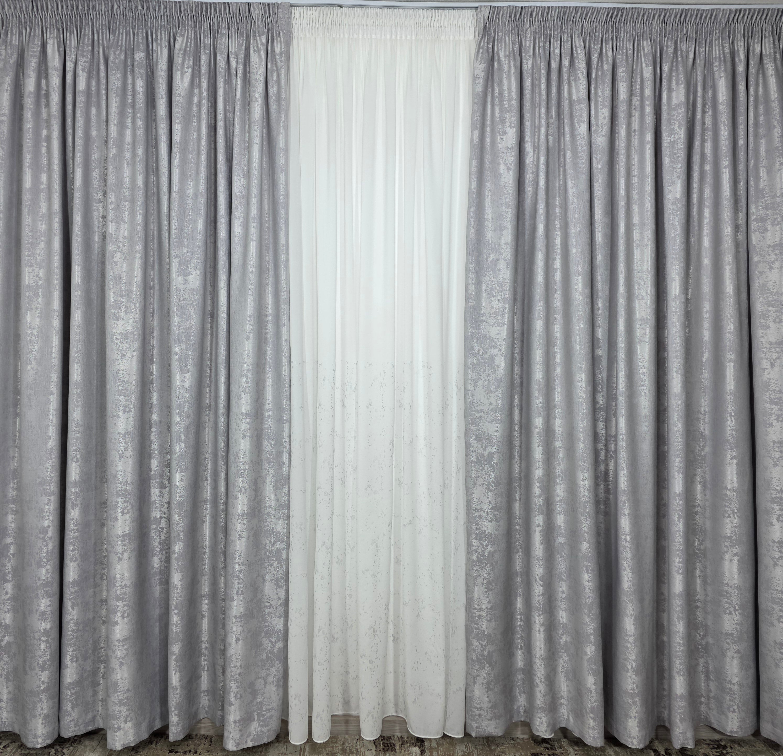 Set Bravo: perdea alba din matase cu insertii gri si draperie gri tip vopsea decorativa