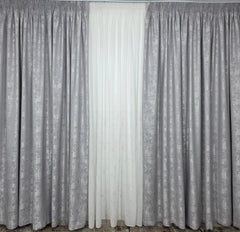 Set Bravo: perdea alba din matase cu insertii gri si draperie gri tip vopsea decorativa