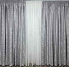 Set Bravo: perdea alba din matase cu insertii gri si draperie gri tip vopsea decorativa