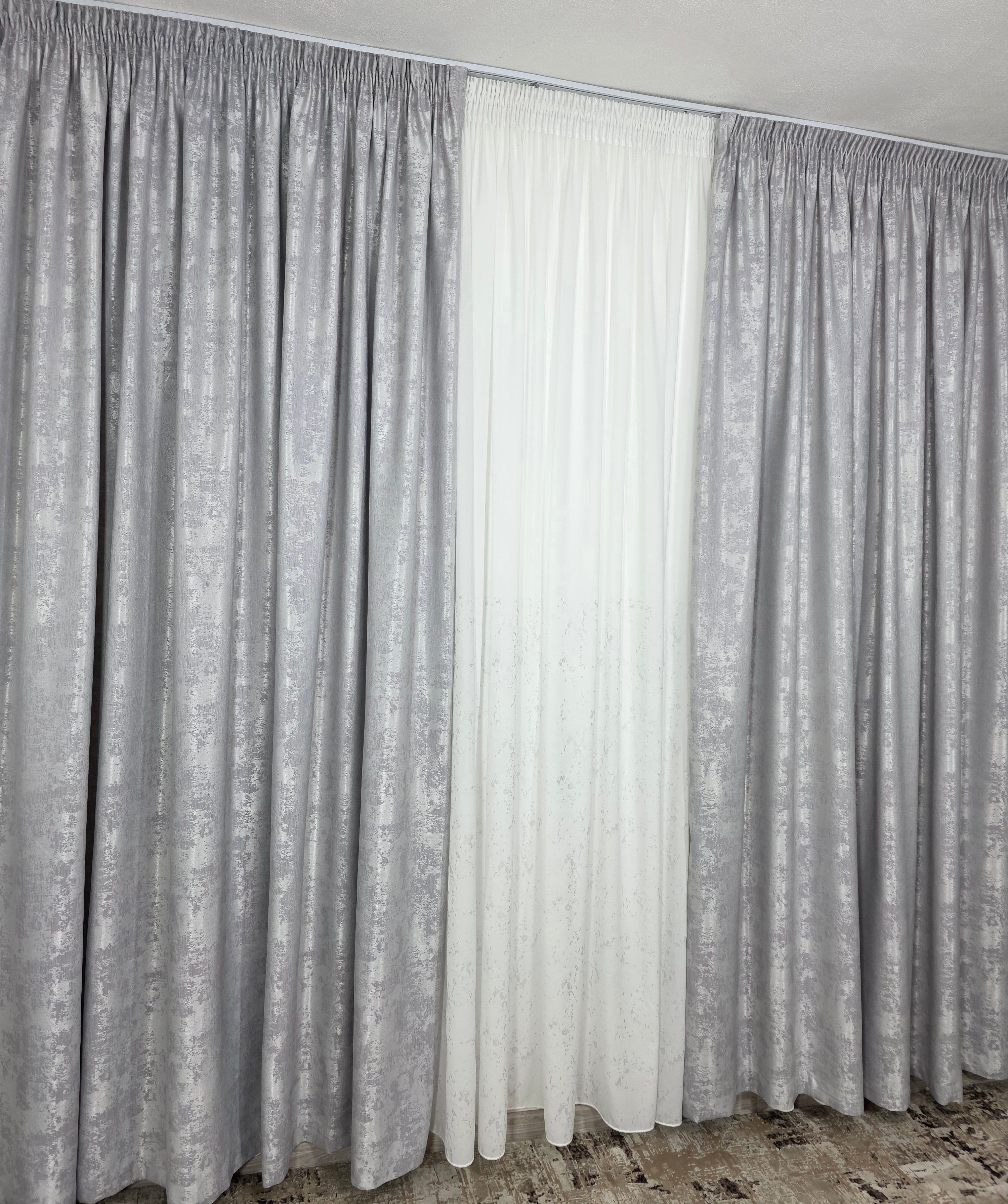 Set Bravo: perdea alba din matase cu insertii gri si draperie gri tip vopsea decorativa