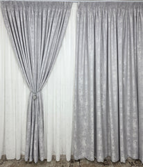 Set Bravo: perdea alba din matase cu insertii gri si draperie gri tip vopsea decorativa