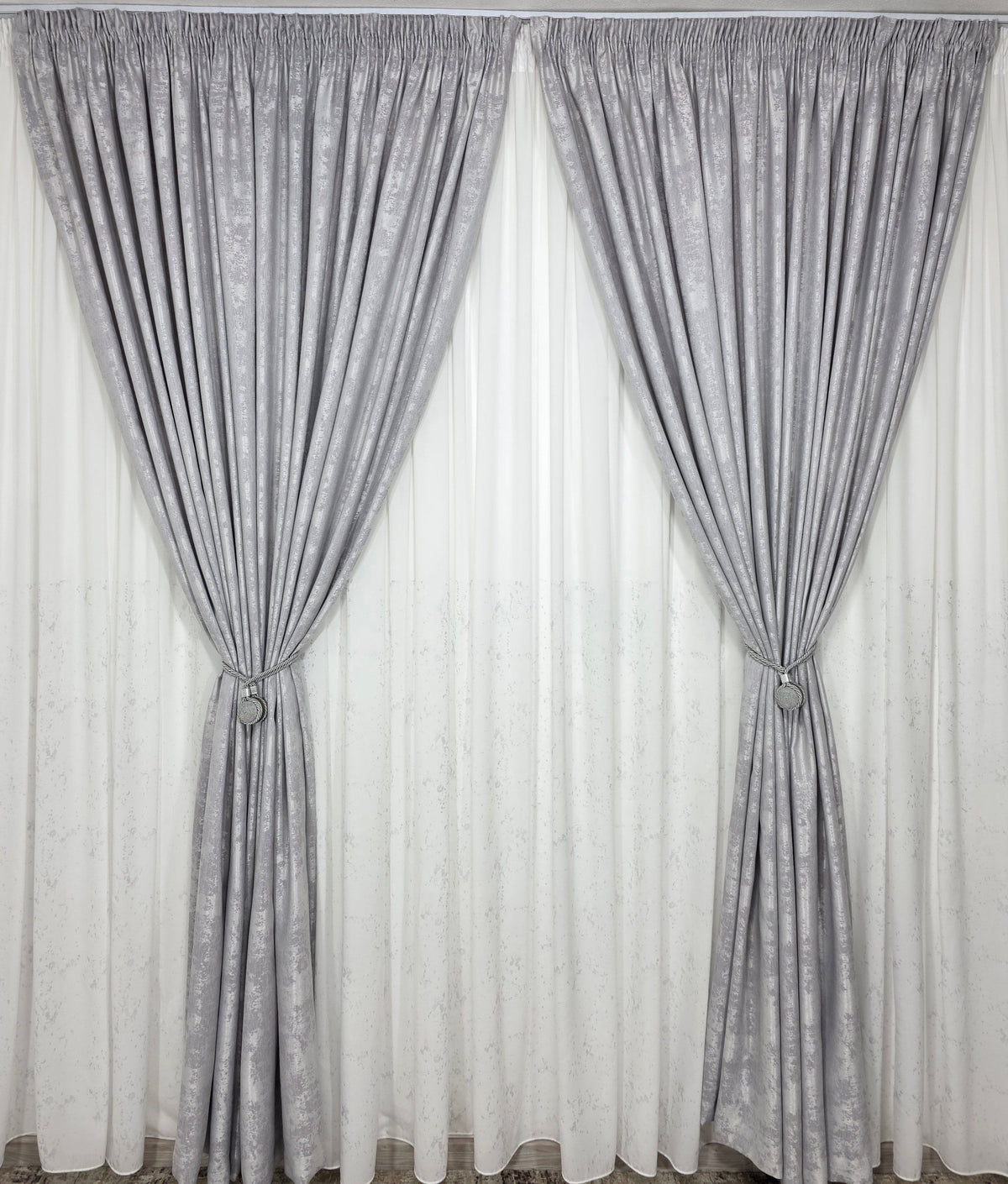 Set Bravo: perdea alba din matase cu insertii gri si draperie gri tip vopsea decorativa