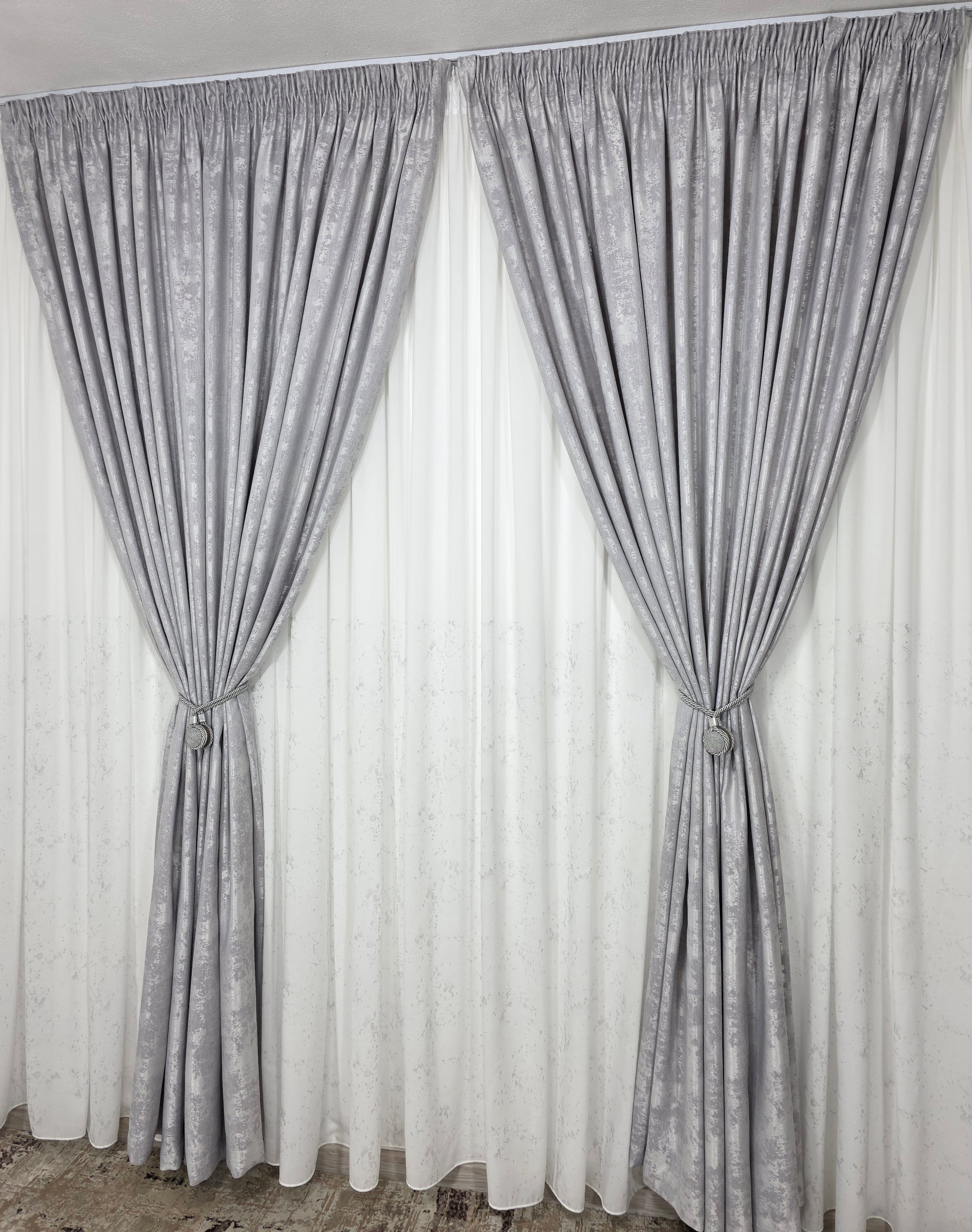 Set Bravo: perdea alba din matase cu insertii gri si draperie gri tip vopsea decorativa