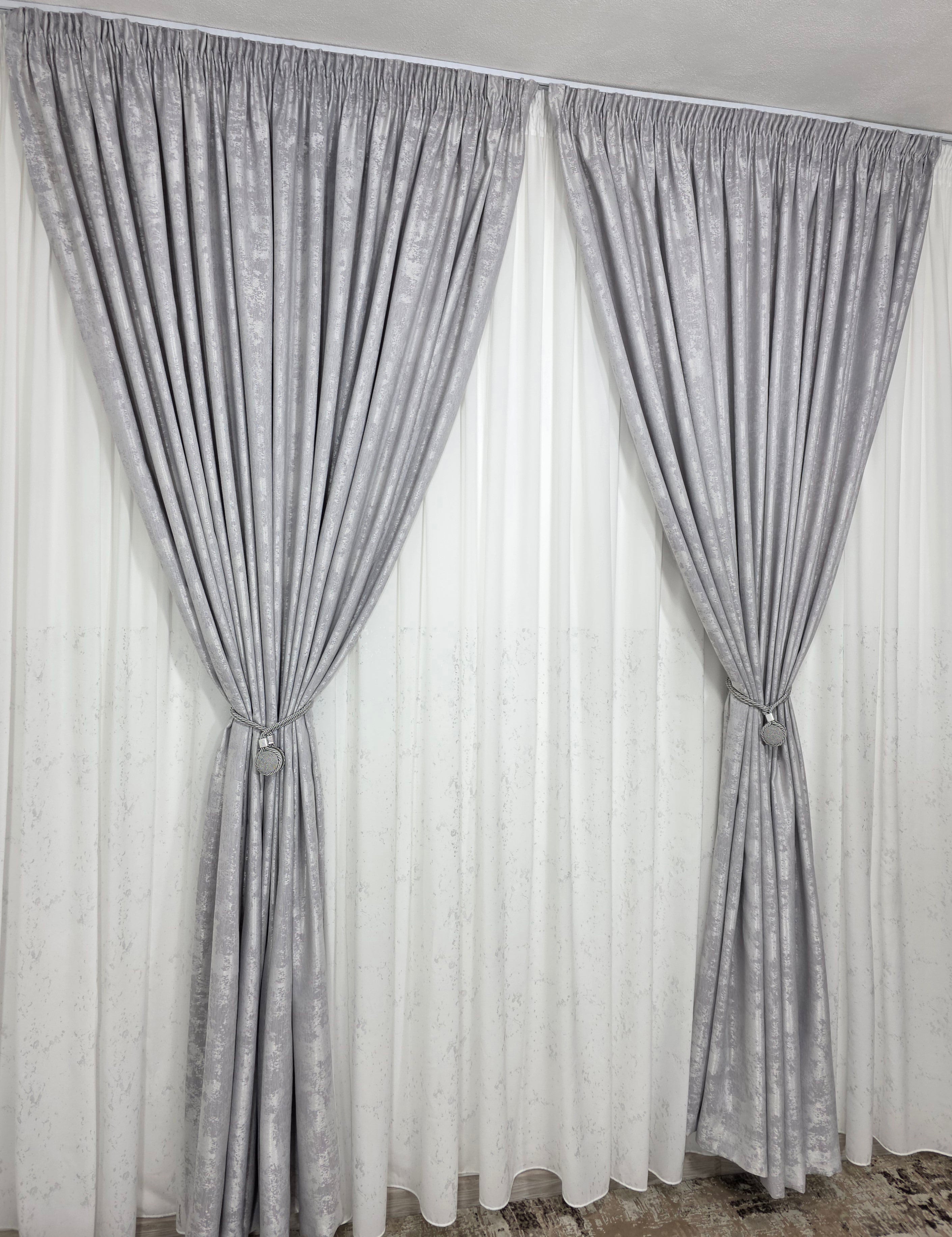 Set Bravo: perdea alba din matase cu insertii gri si draperie gri tip vopsea decorativa