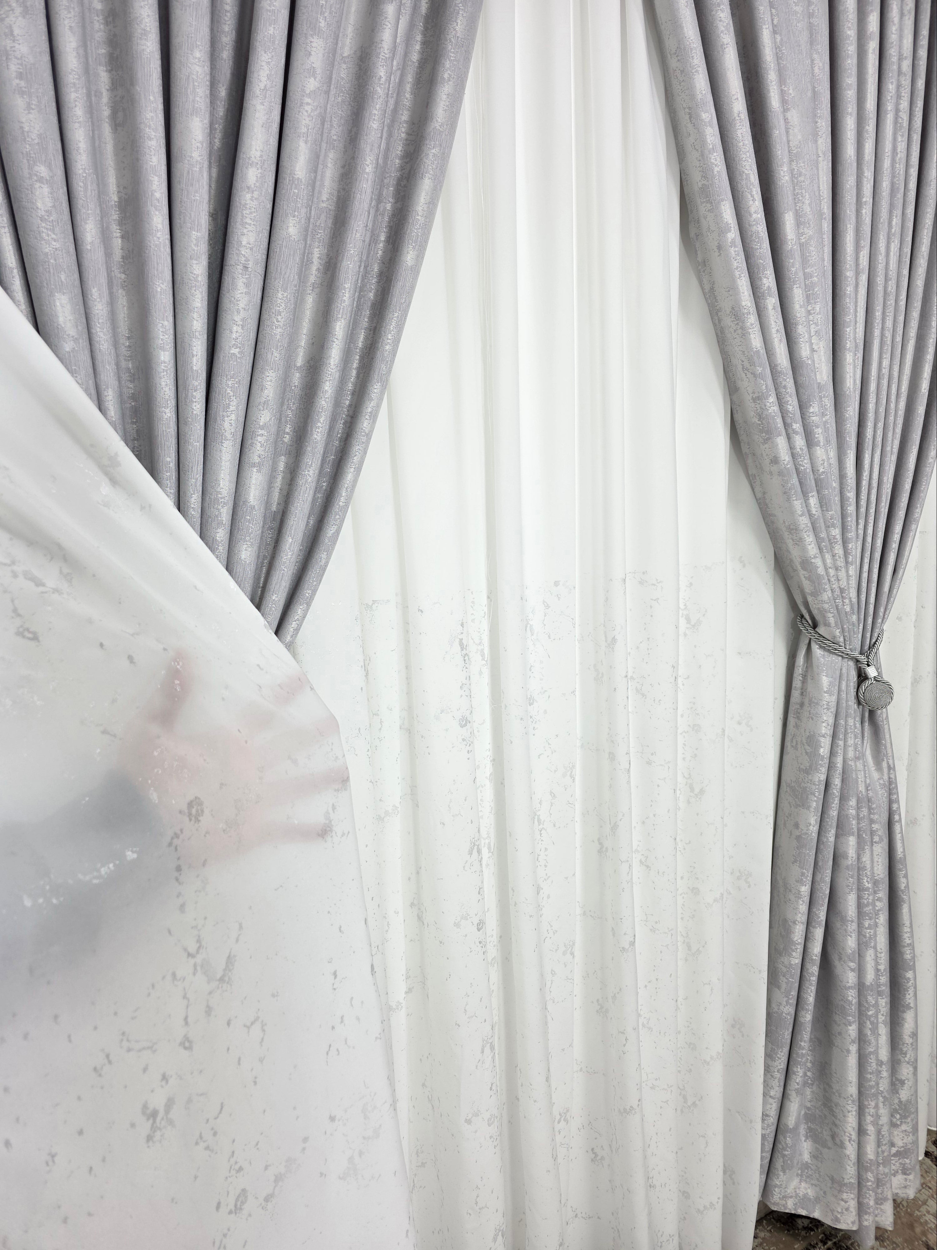 Set Bravo: perdea alba din matase cu insertii gri si draperie gri tip vopsea decorativa