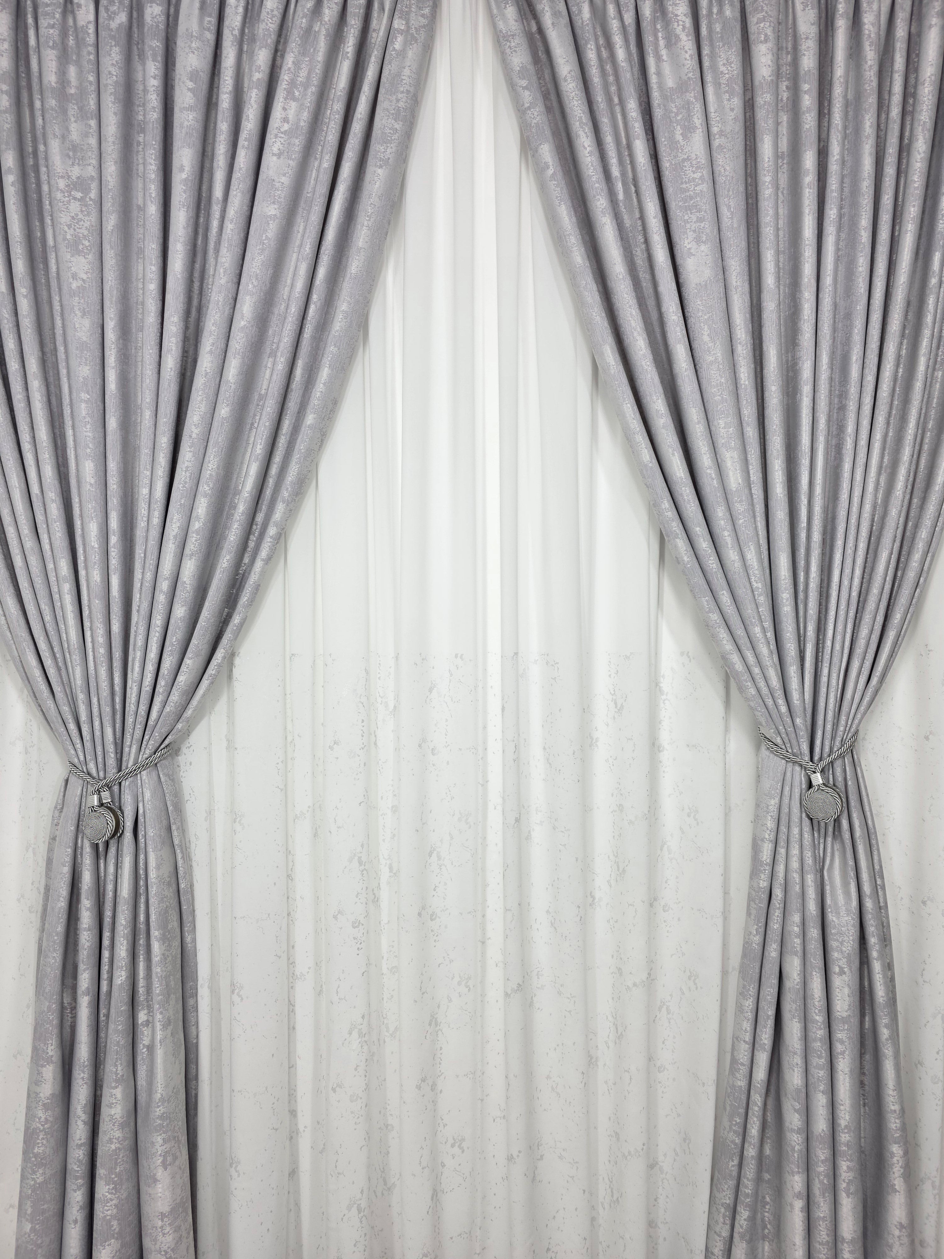 Set Bravo: perdea alba din matase cu insertii gri si draperie gri tip vopsea decorativa