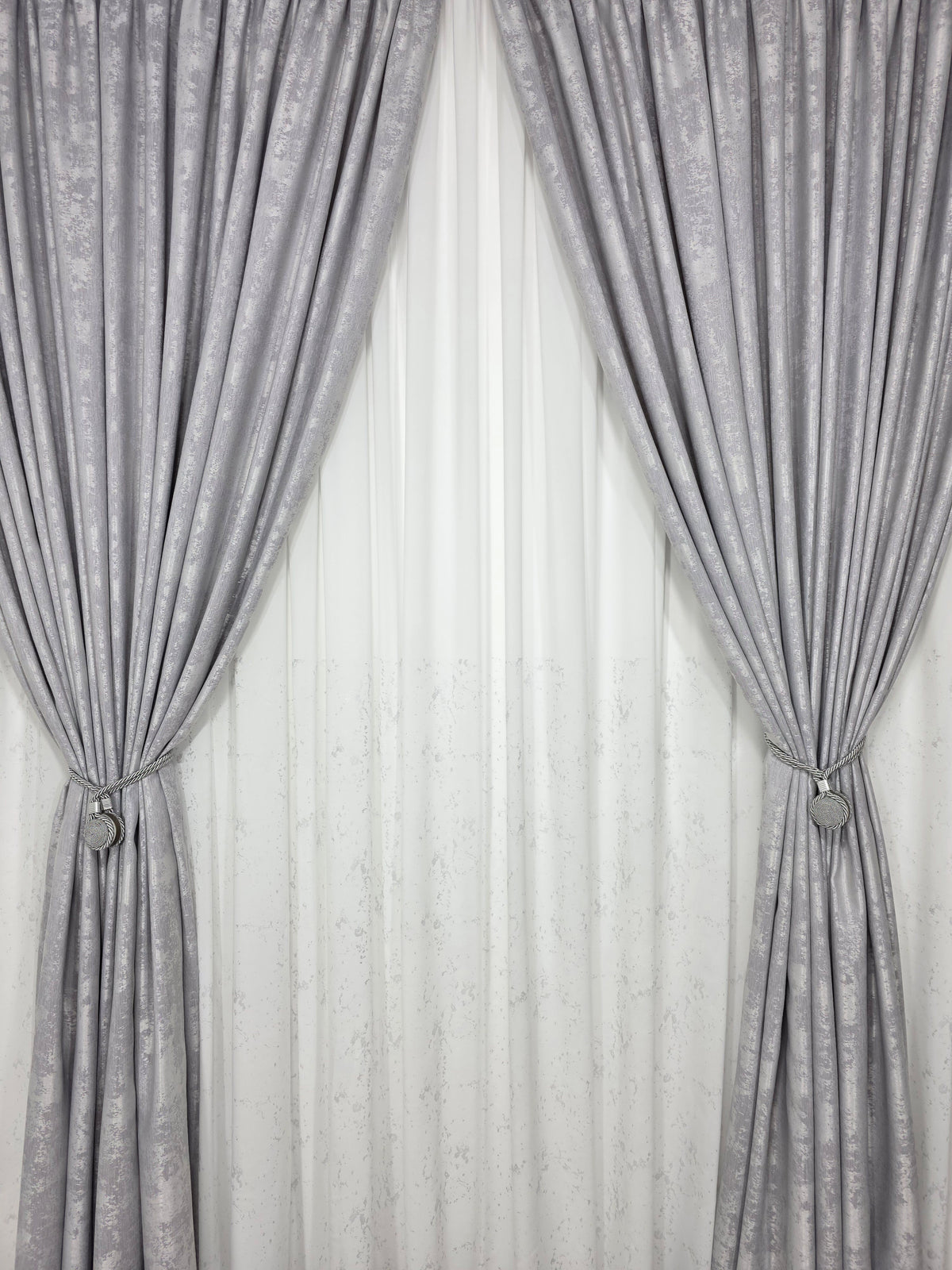 Set Bravo: perdea alba din matase cu insertii gri si draperie gri tip vopsea decorativa