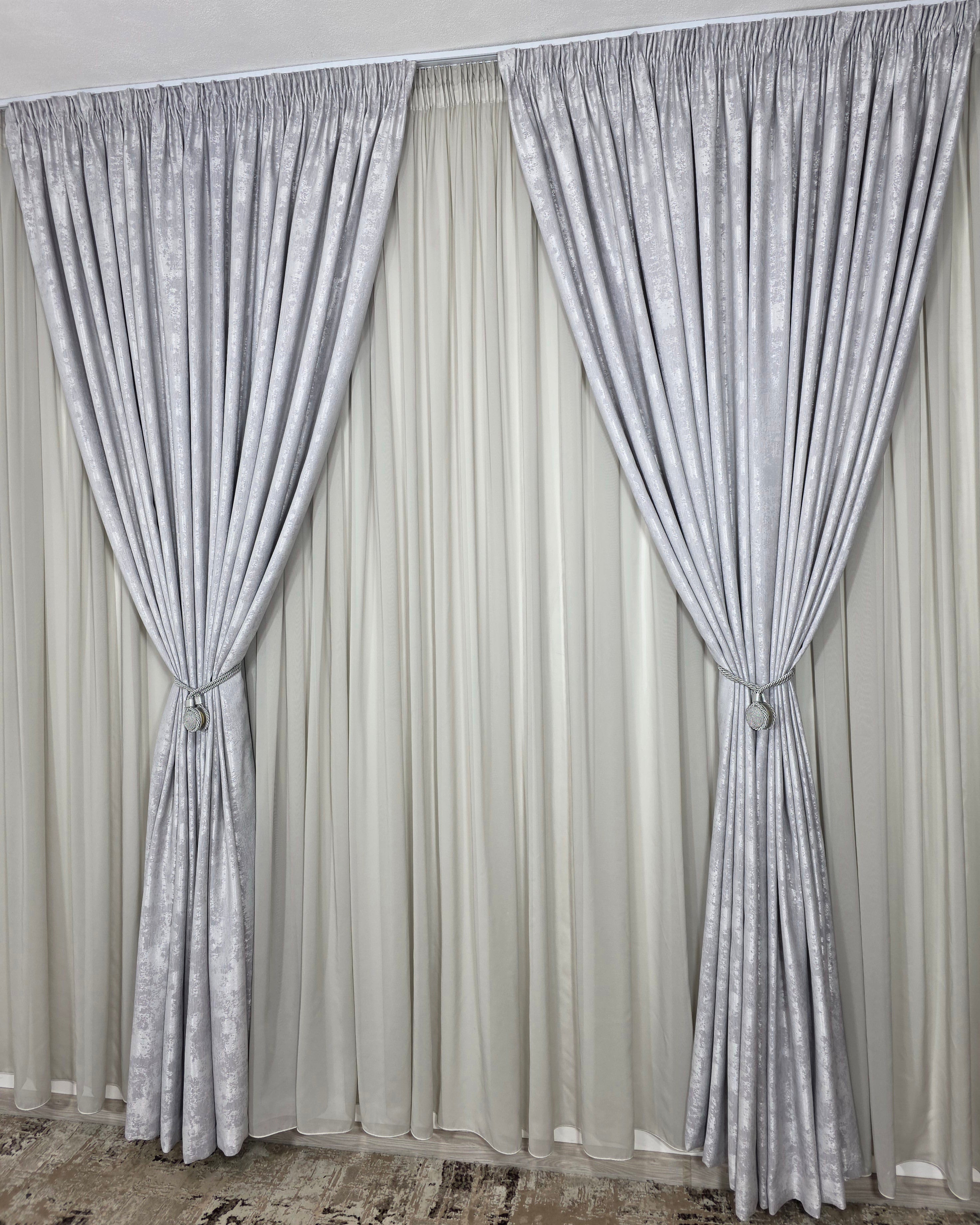 Set Bob: perdea simpla jorjet gri si draperie gri deschis tip vopsea decorativa