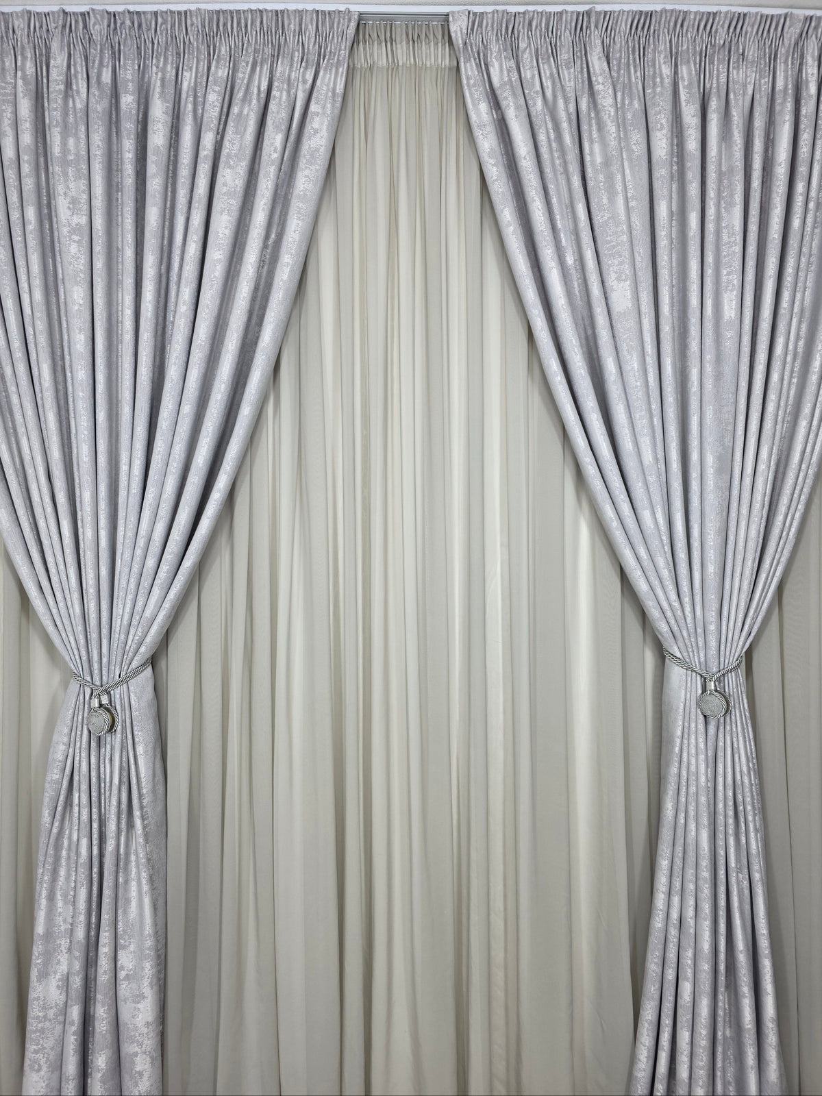 Set Bob: perdea simpla jorjet gri si draperie gri deschis tip vopsea decorativa