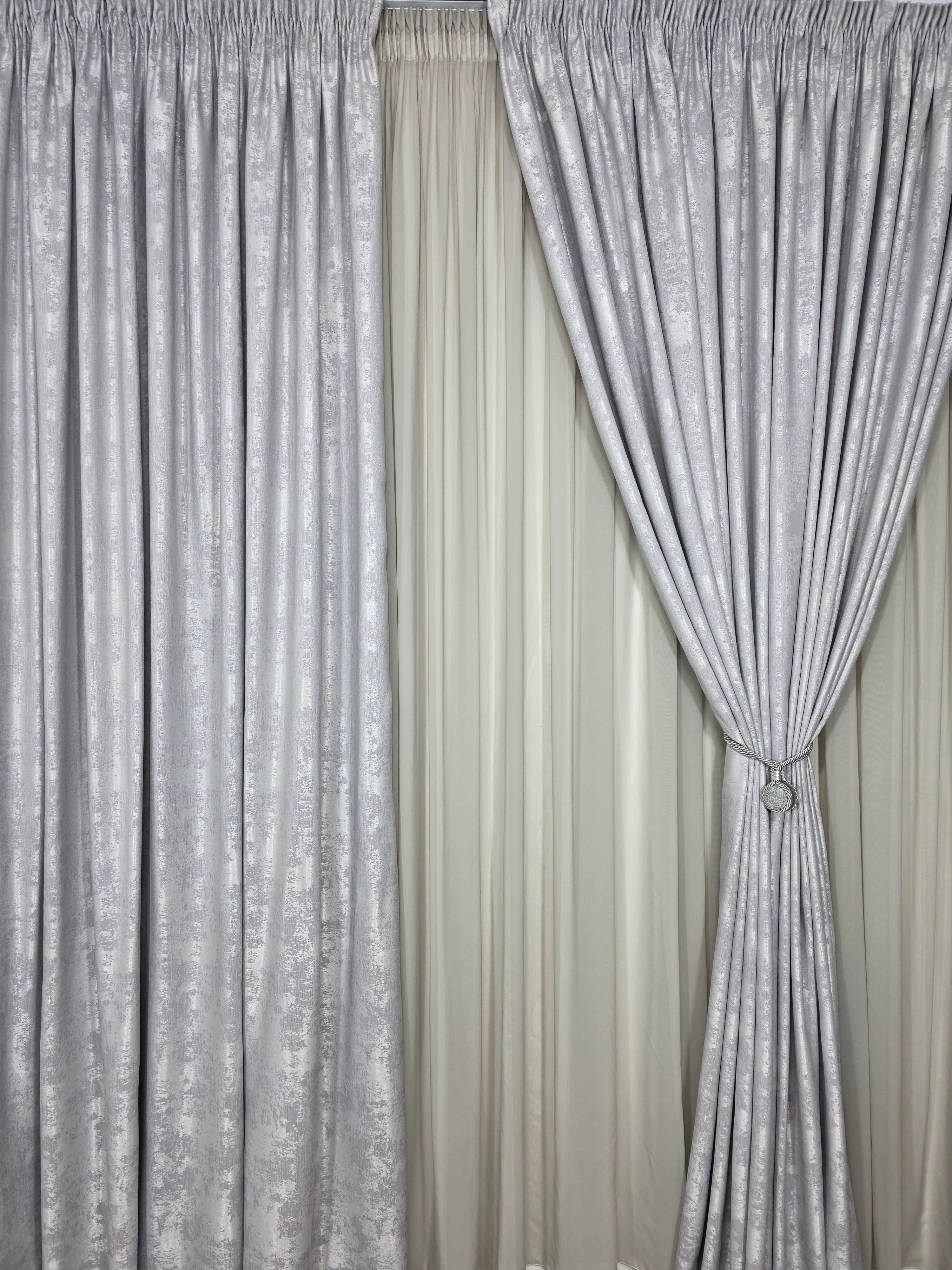 Set Bob: perdea simpla jorjet gri si draperie gri deschis tip vopsea decorativa