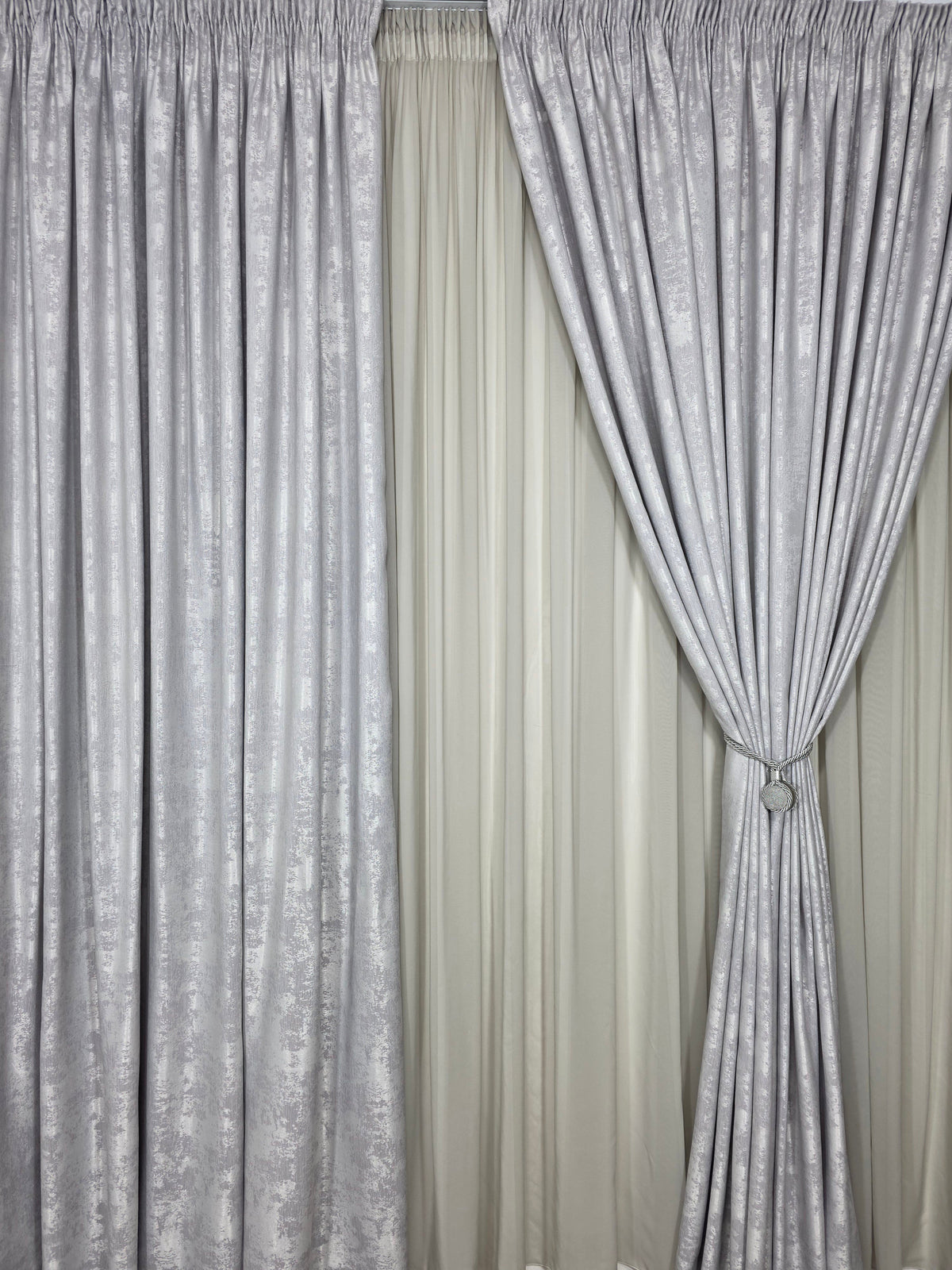 Set Bob – Perdea Simpla Jorjet Gri si Draperie Gri Deschis Tip Vopsea Decorativa – ideal pentru livinguri cu canapele gri si mobilier alb, negru – confectionat pe comanda