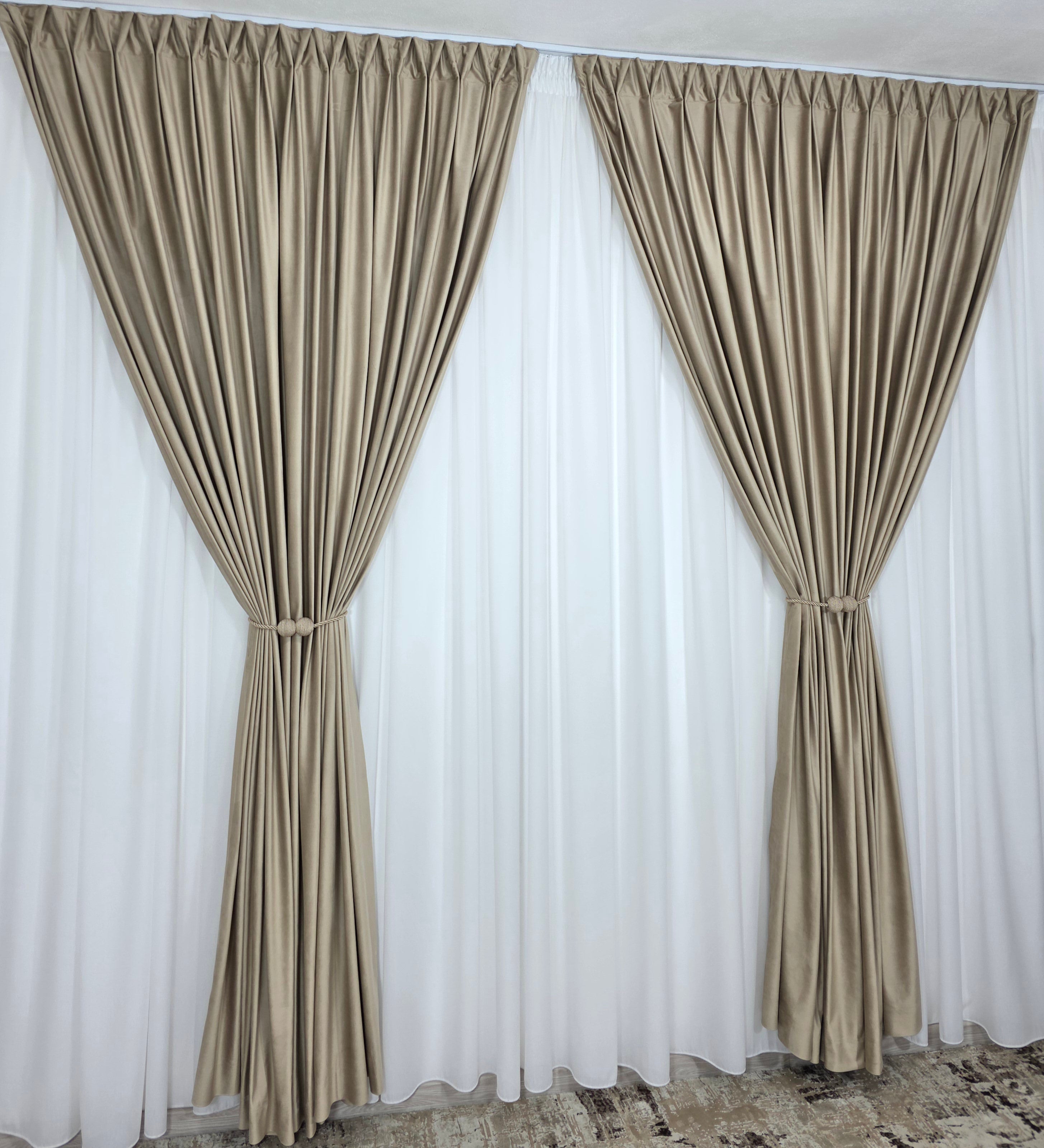 Set Latte:Perdea Simpla Albă Voal Ivoire și Draperie Catifea crem latte blackout 90%