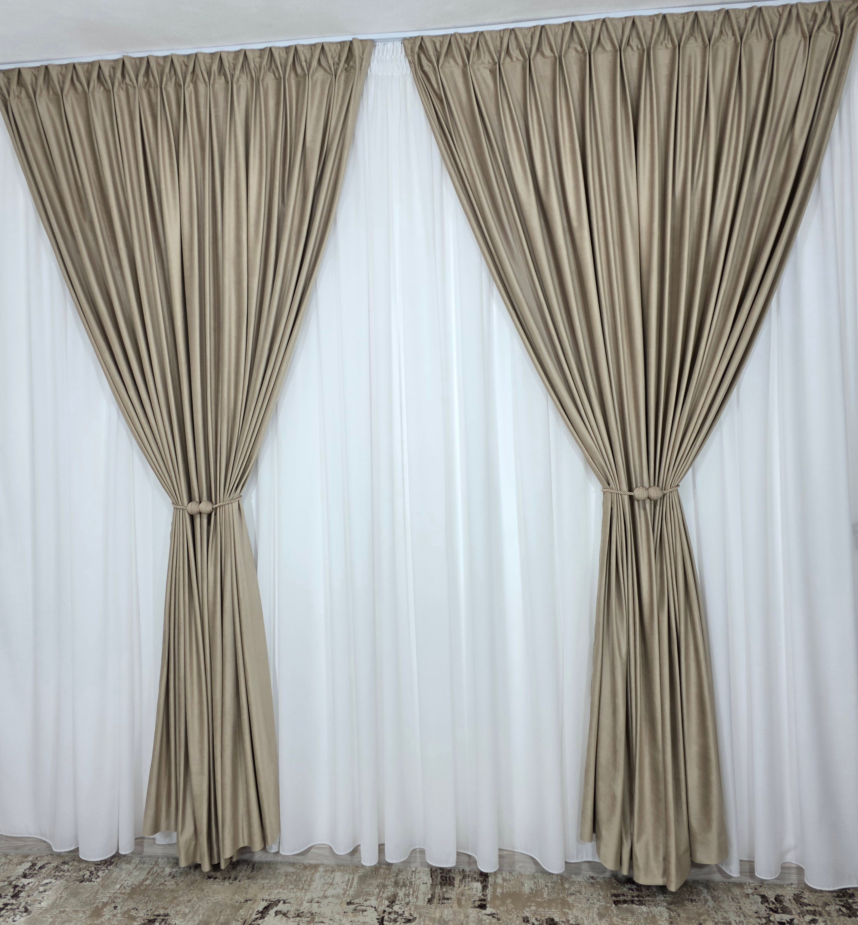 Set Latte:Perdea Simpla Albă Voal Ivoire și Draperie Catifea crem latte blackout 90%
