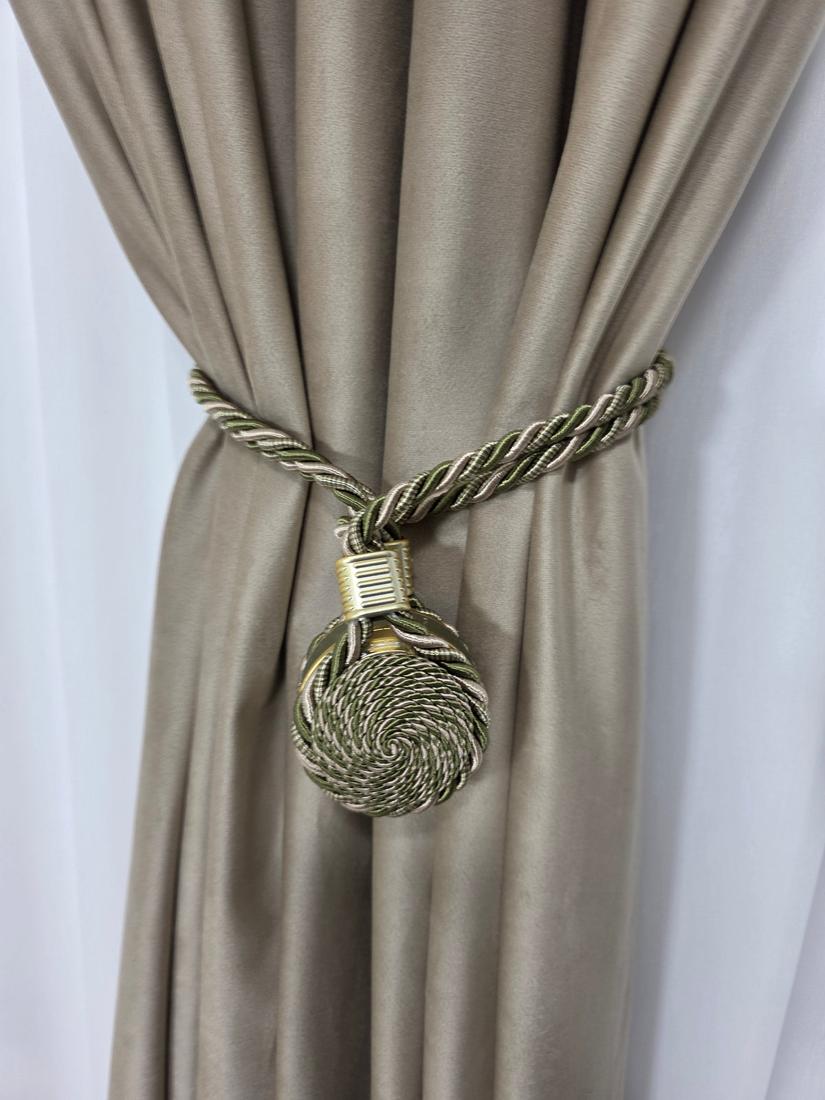Set magneti cu fir lung, satirati verde-bej material textil(2bucati)
