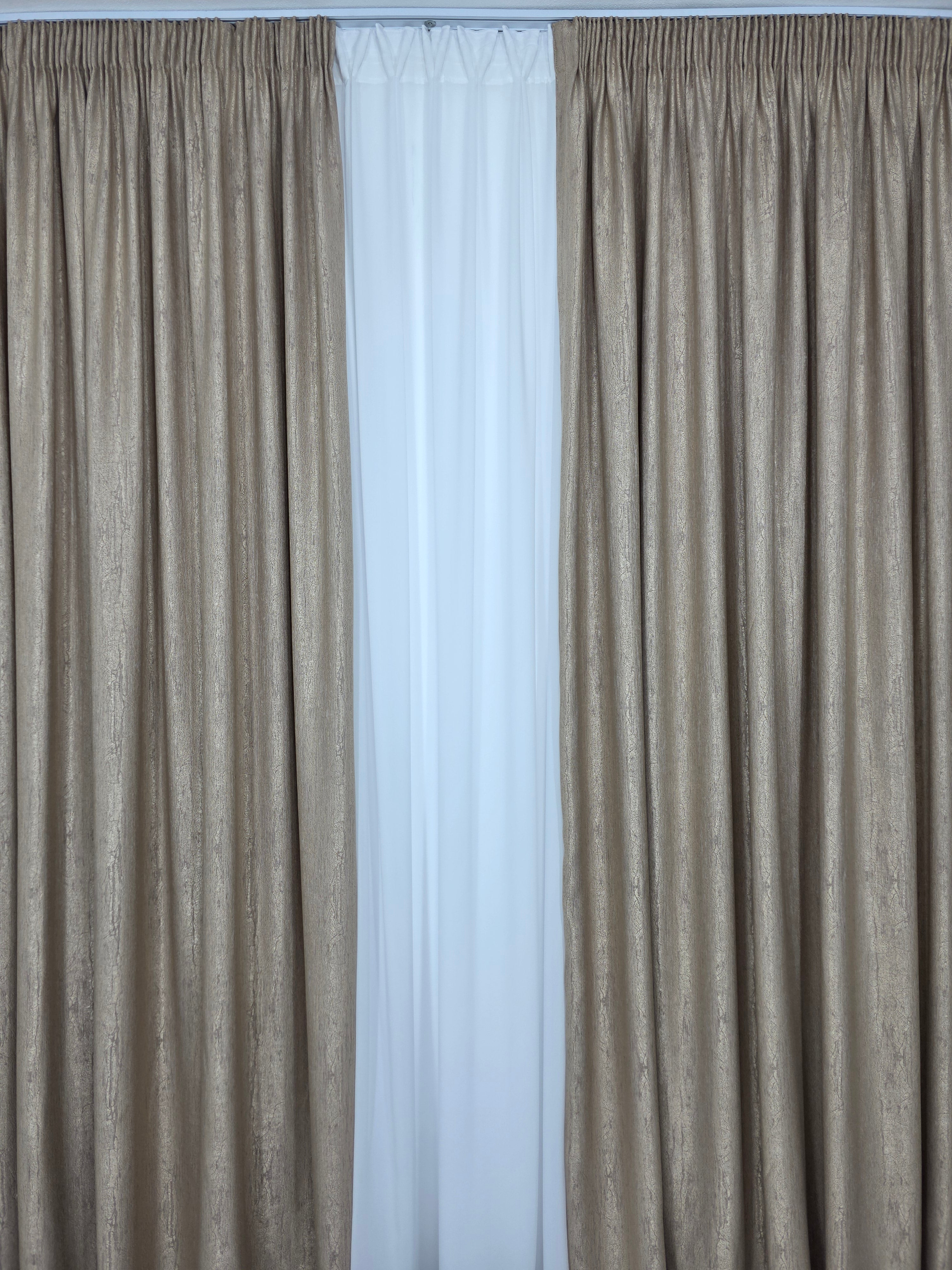 Colectia Lucy: Perdea Alba Simpla Voal Si Draperie Crem-Auriu Cu Model De Vopsea Decorativa