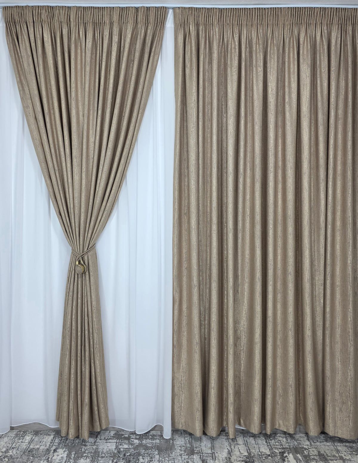 Colectia Lucy: Perdea Alba Simpla Voal Si Draperie Crem-Auriu Cu Model De Vopsea Decorativa