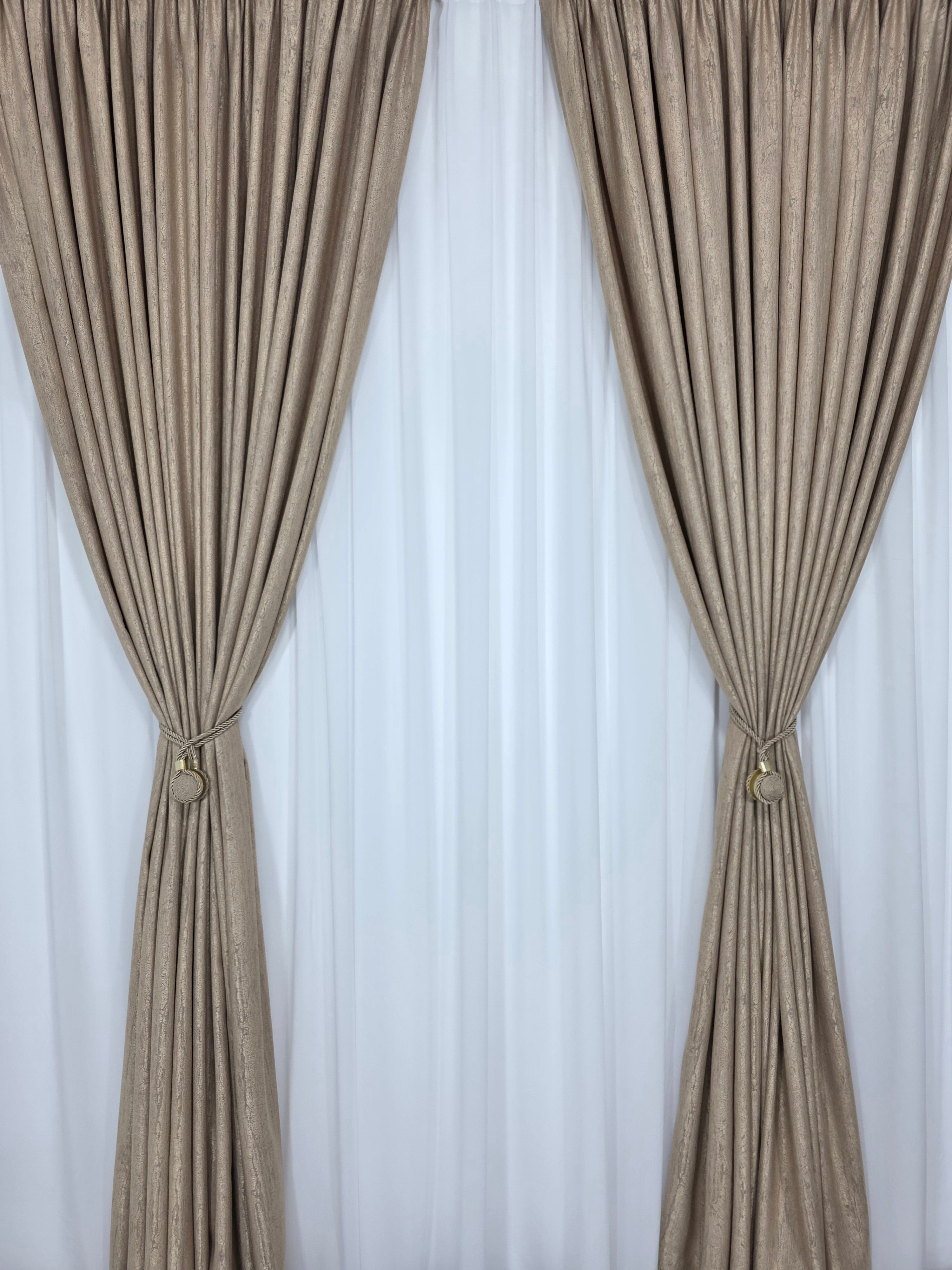 Colectia Lucy: Perdea Alba Simpla Voal Si Draperie Crem-Auriu Cu Model De Vopsea Decorativa