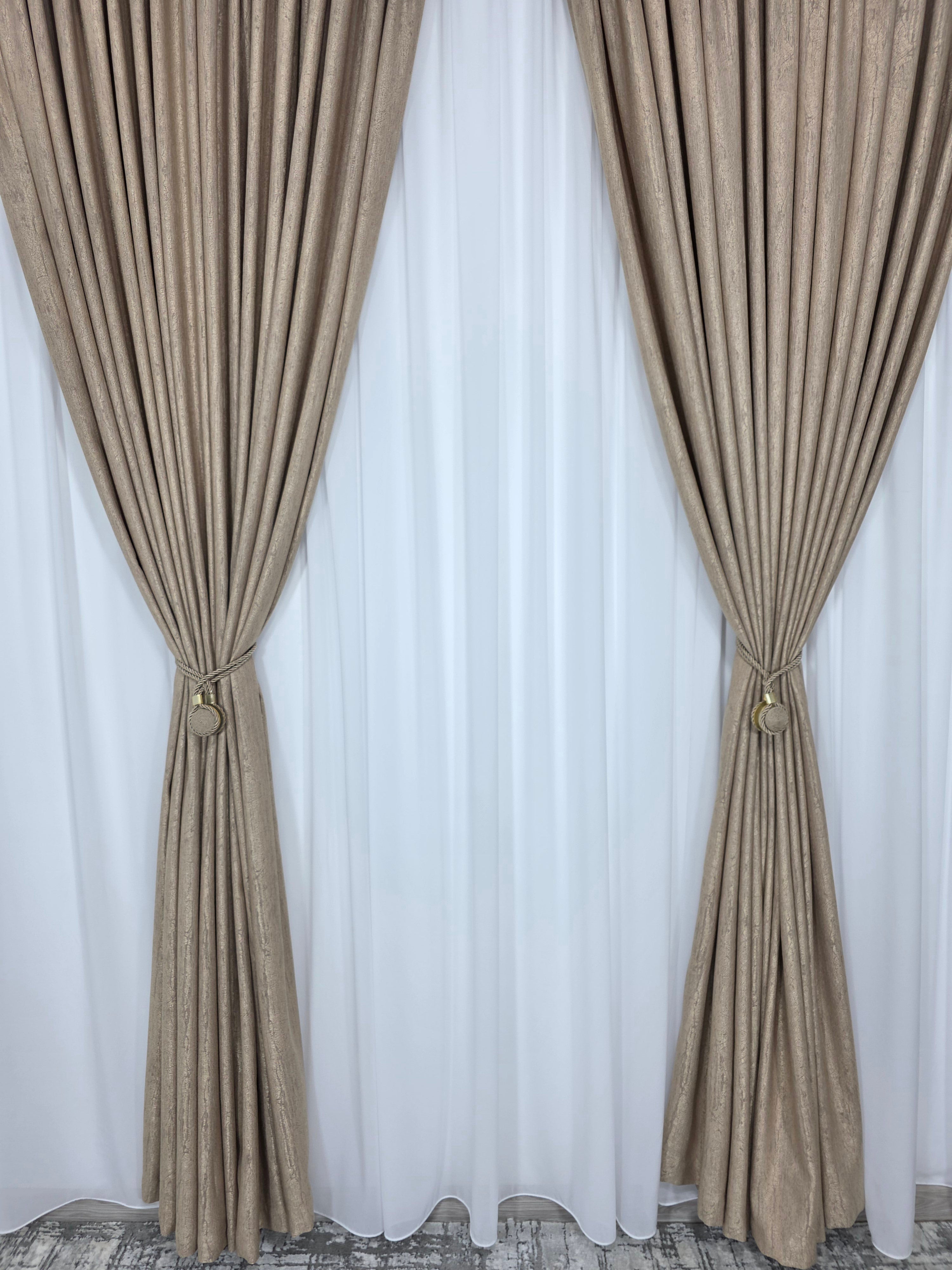 Colectia Lucy: Perdea Alba Simpla Voal Si Draperie Crem-Auriu Cu Model De Vopsea Decorativa