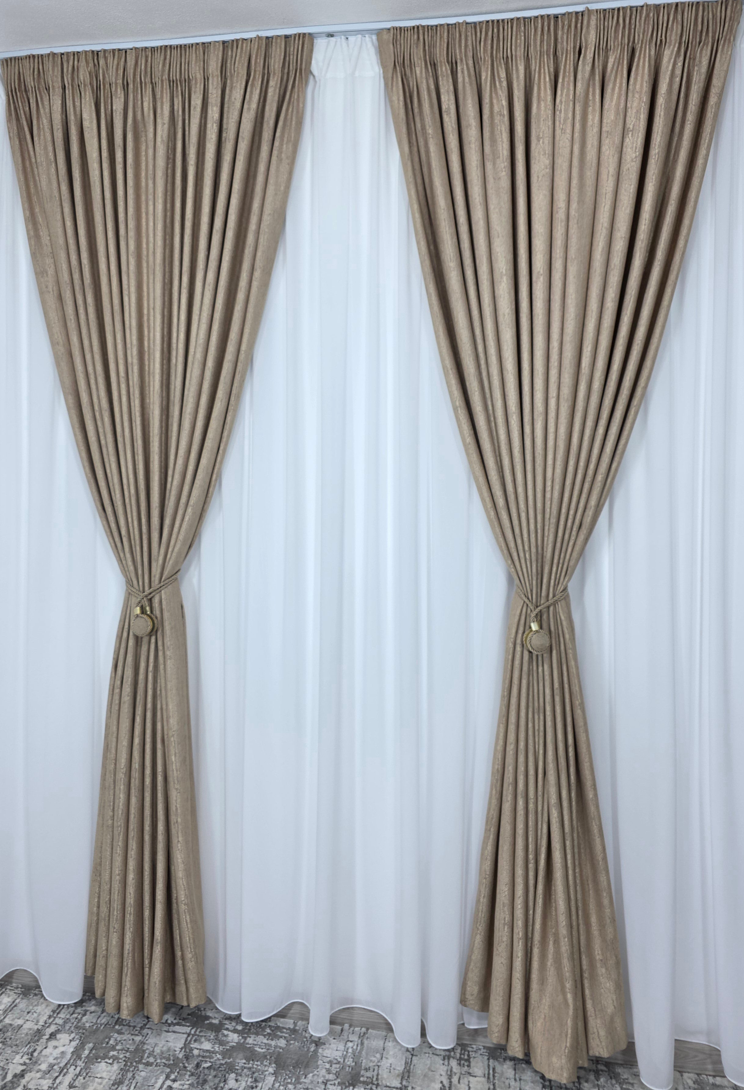 Colectia Lucy: Perdea Alba Simpla Voal Si Draperie Crem-Auriu Cu Model De Vopsea Decorativa