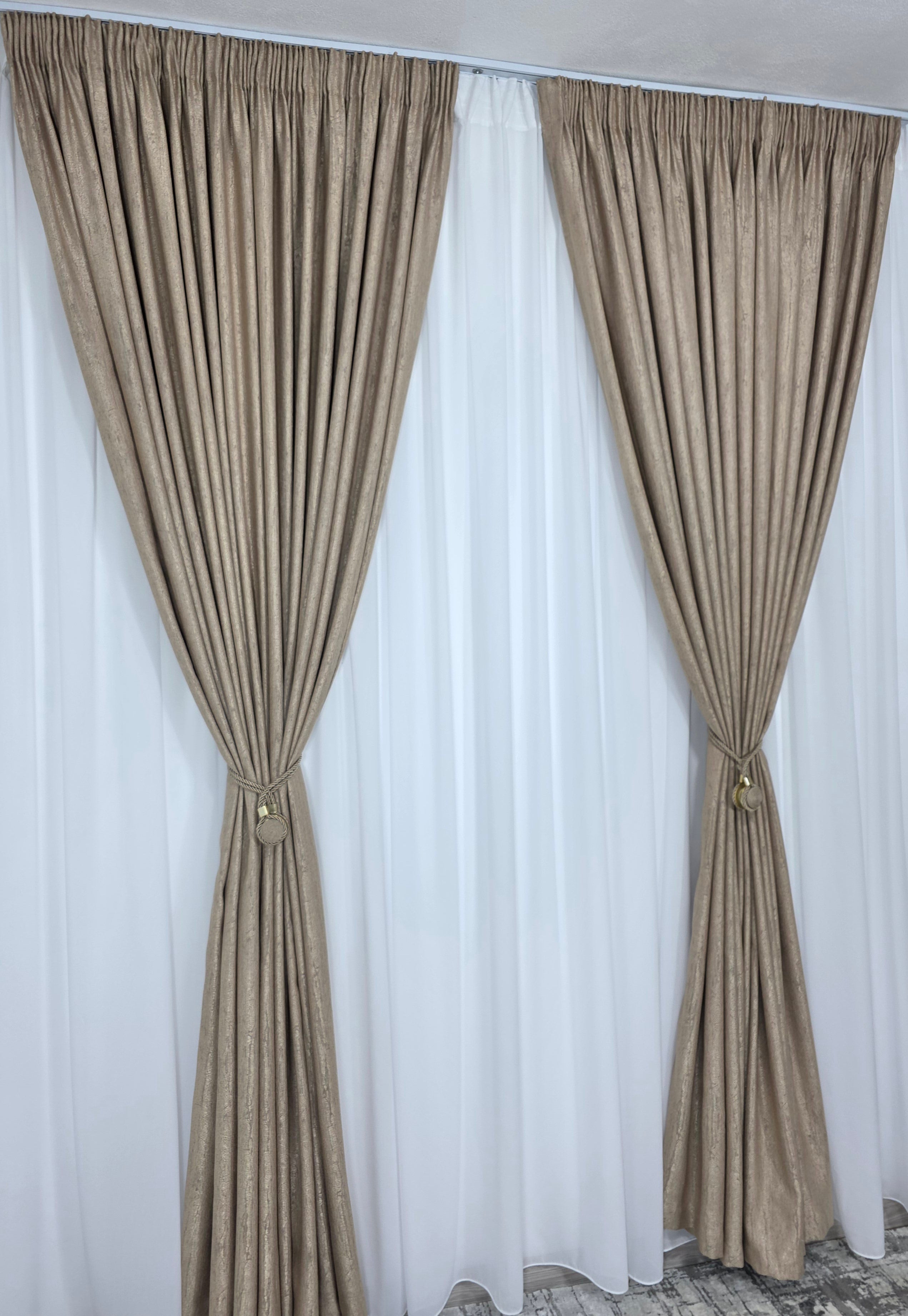 Colectia Lucy: Perdea Alba Simpla Voal Si Draperie Crem-Auriu Cu Model De Vopsea Decorativa