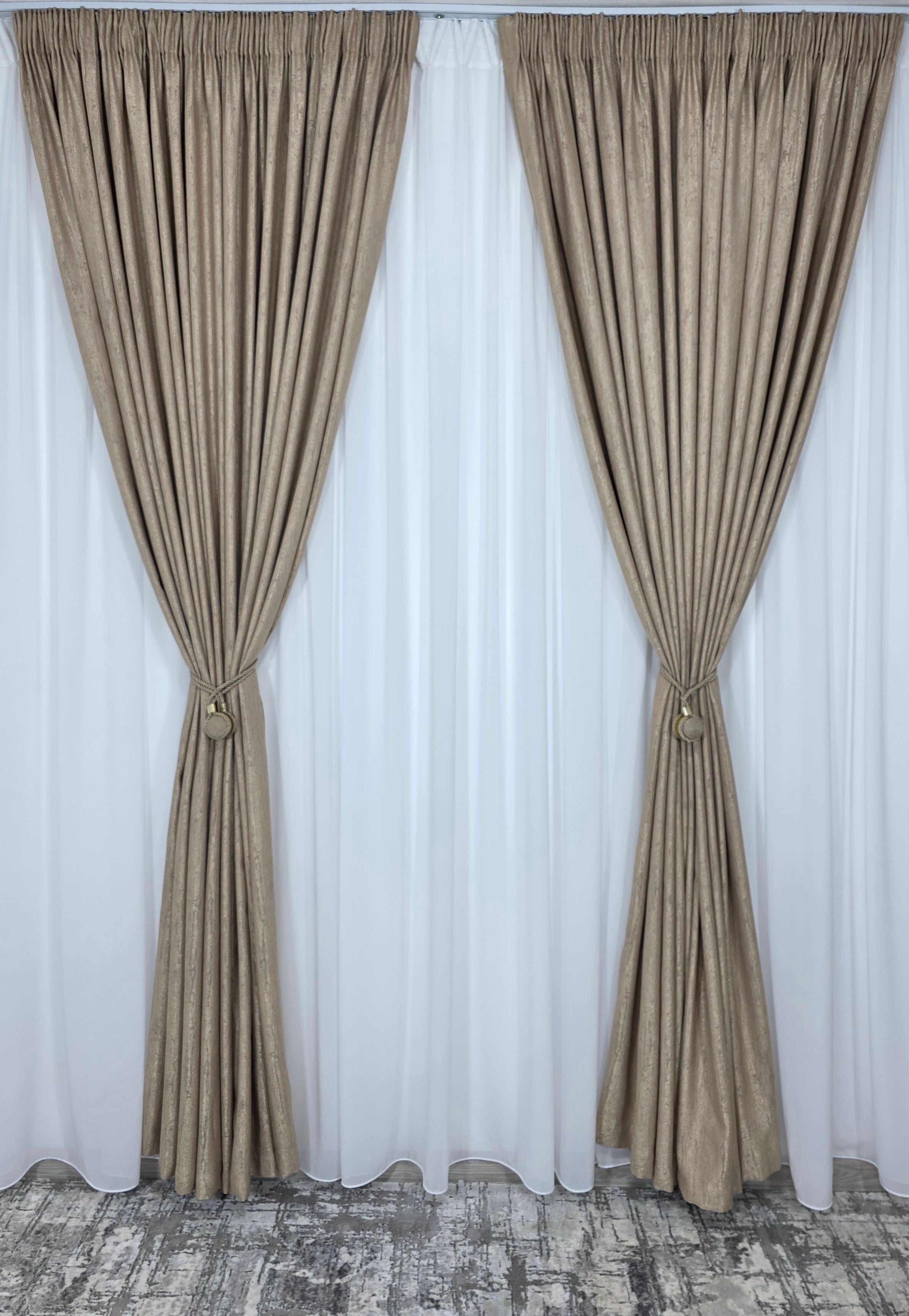 Colectia Lucy: Perdea Alba Simpla Voal Si Draperie Crem-Auriu Cu Model De Vopsea Decorativa