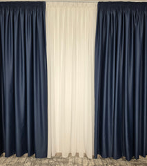 Colectia Blackout Varianta 2029: Perdea Ivoire din Voal Premium si Draperie Bluemarin Tip Stofa Blackout 90%, Material cu Textura Plina si Cadere Grea – Potrivit cu Pat sau Canapea Gri, Alb, Crem ori Bluemarin, Pereti Albi – Confectionat pe Comanda