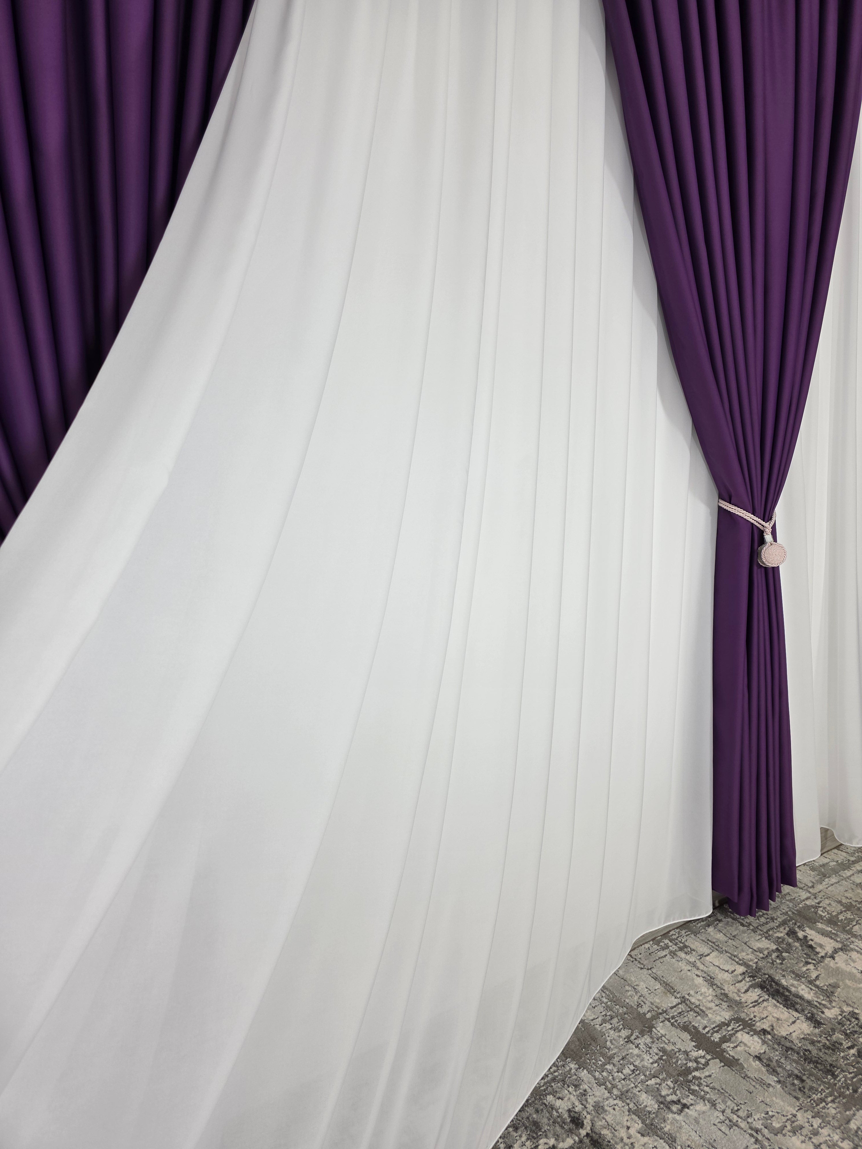 Colectia Blackout: Perdea Matase Alba Si Draperie Mov Blackout 98%