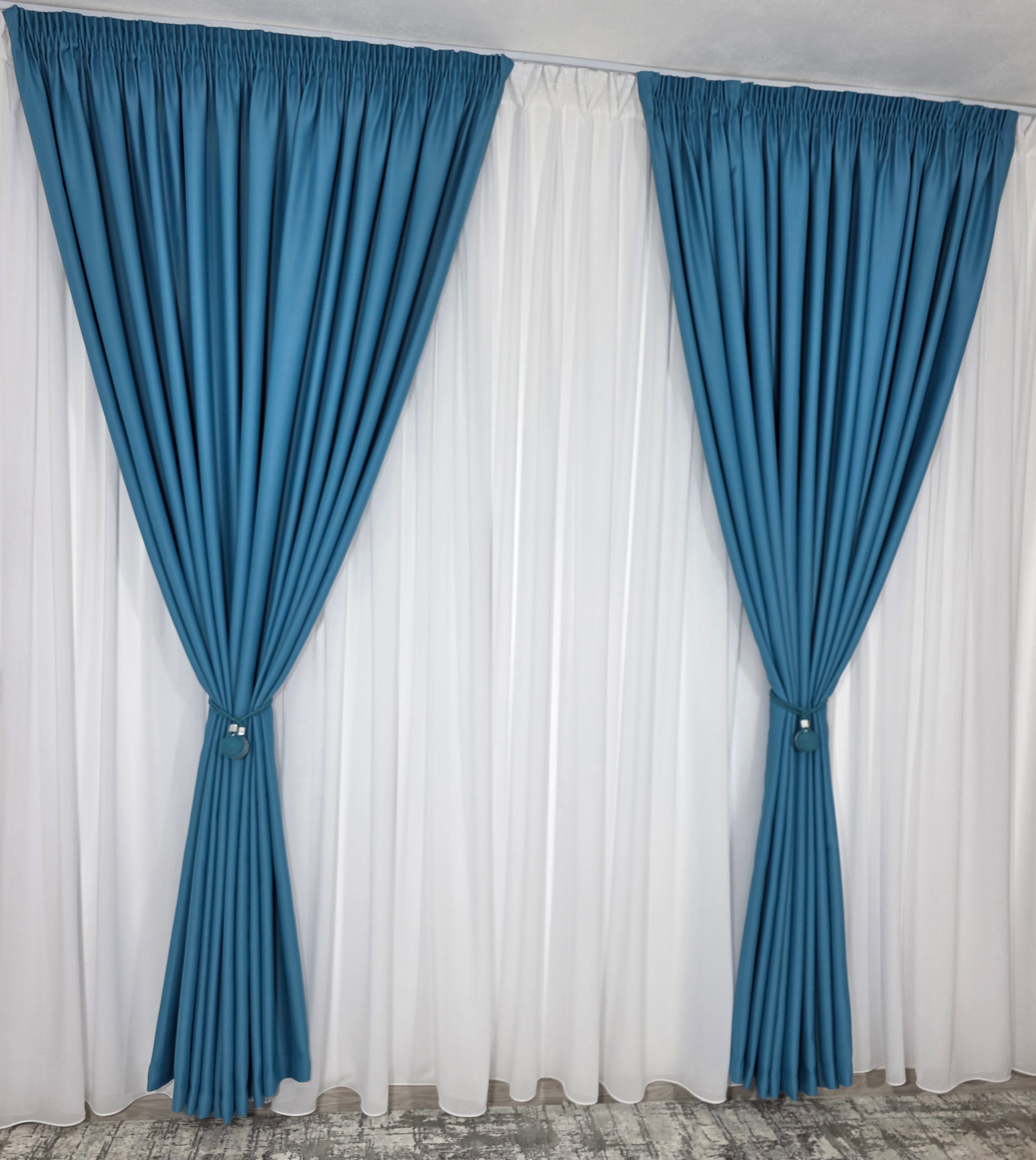 Colectia Blackout: Perdea Matase Alba Si Draperie Turcoaz Azur Blackout 98%