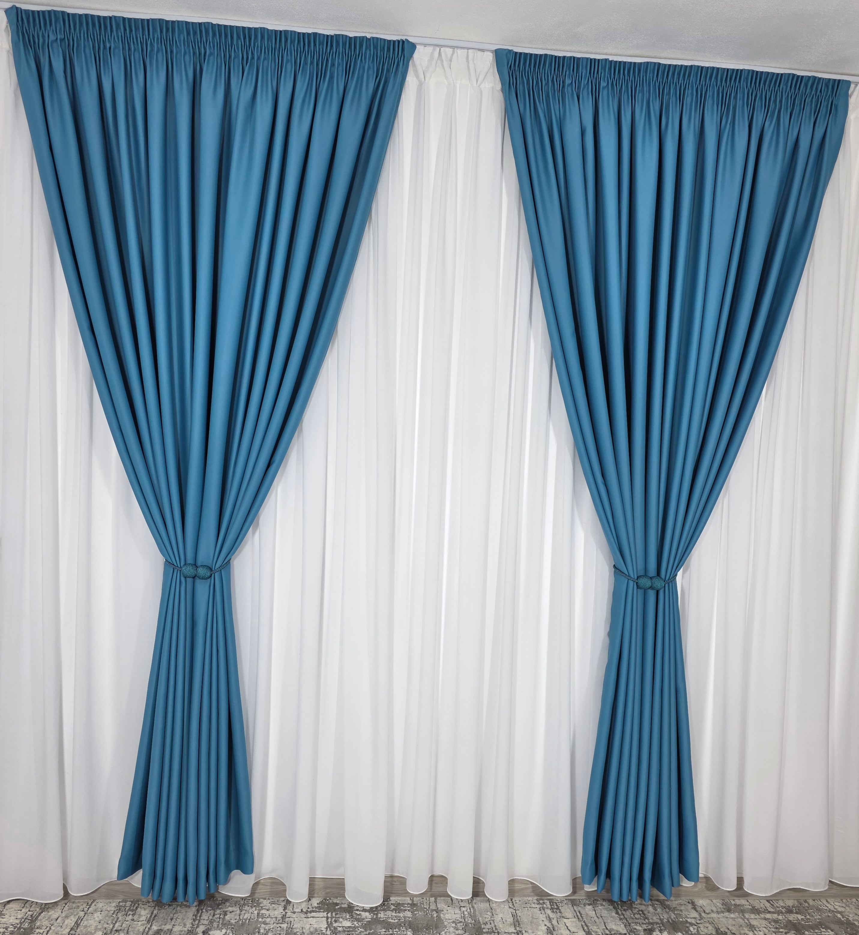 Colectia Blackout: Perdea Matase Alba Si Draperie Turcoaz Azur Blackout 98%
