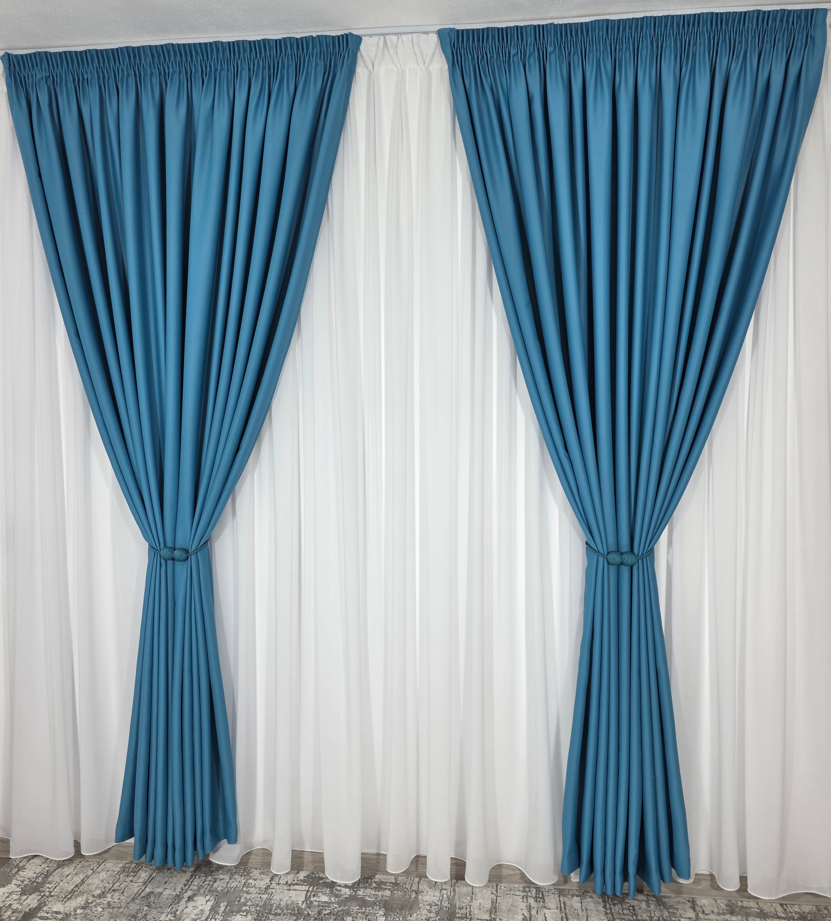 Colectia Blackout: Perdea Matase Alba Si Draperie Turcoaz Azur Blackout 98%