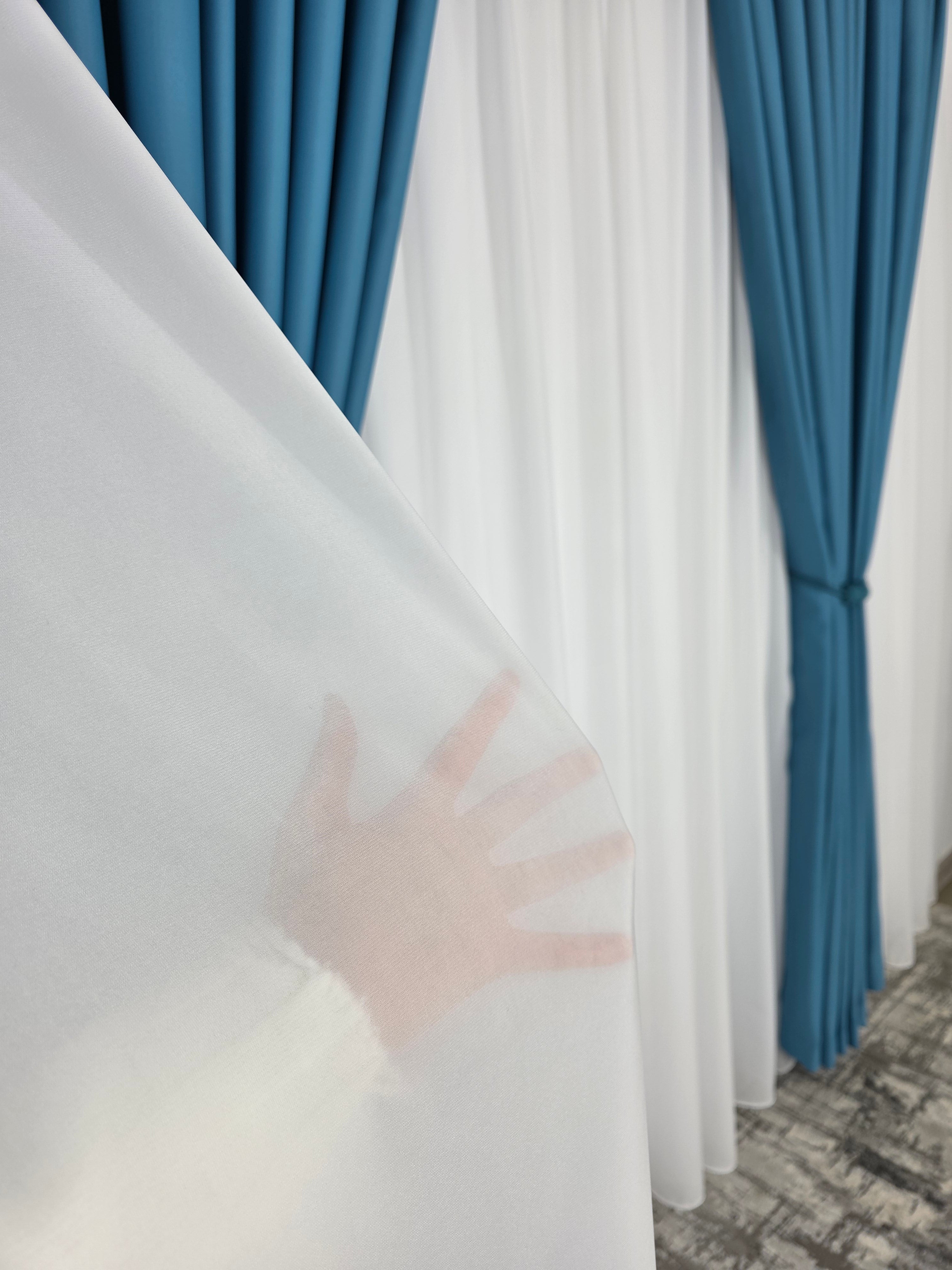 Colectia Blackout: Perdea Matase Alba Si Draperie Turcoaz Azur Blackout 98%
