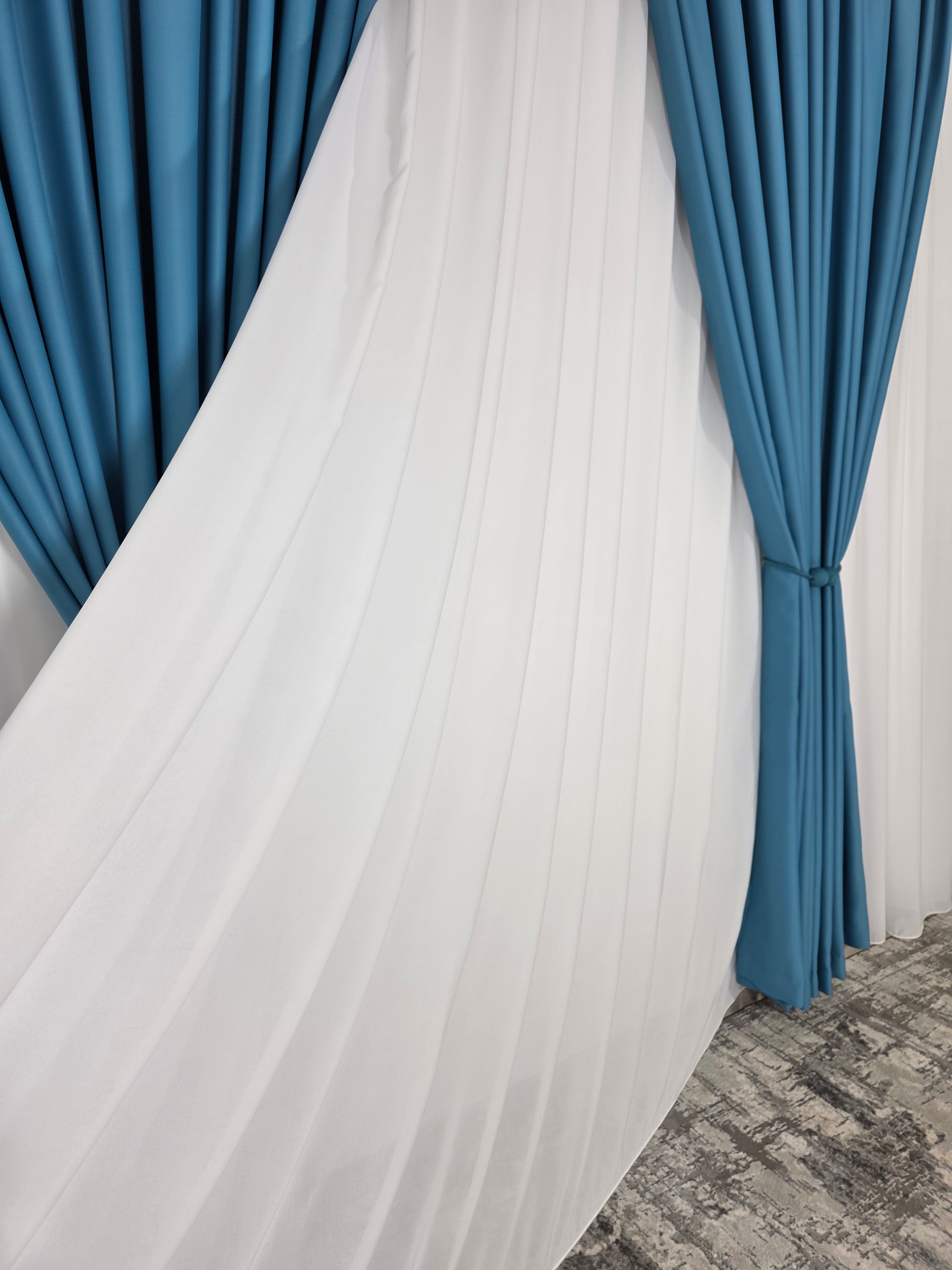 Colectia Blackout: Perdea Matase Alba Si Draperie Turcoaz Azur Blackout 98%