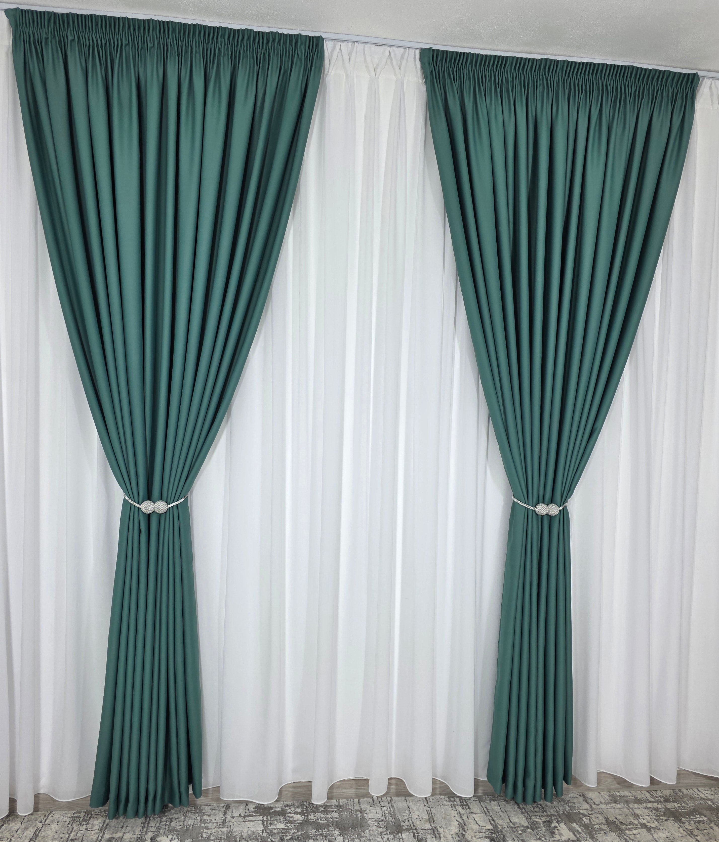 Colectia Blackout: Perdea Matase Alba Si Draperie Verde Menta Blackout 90%