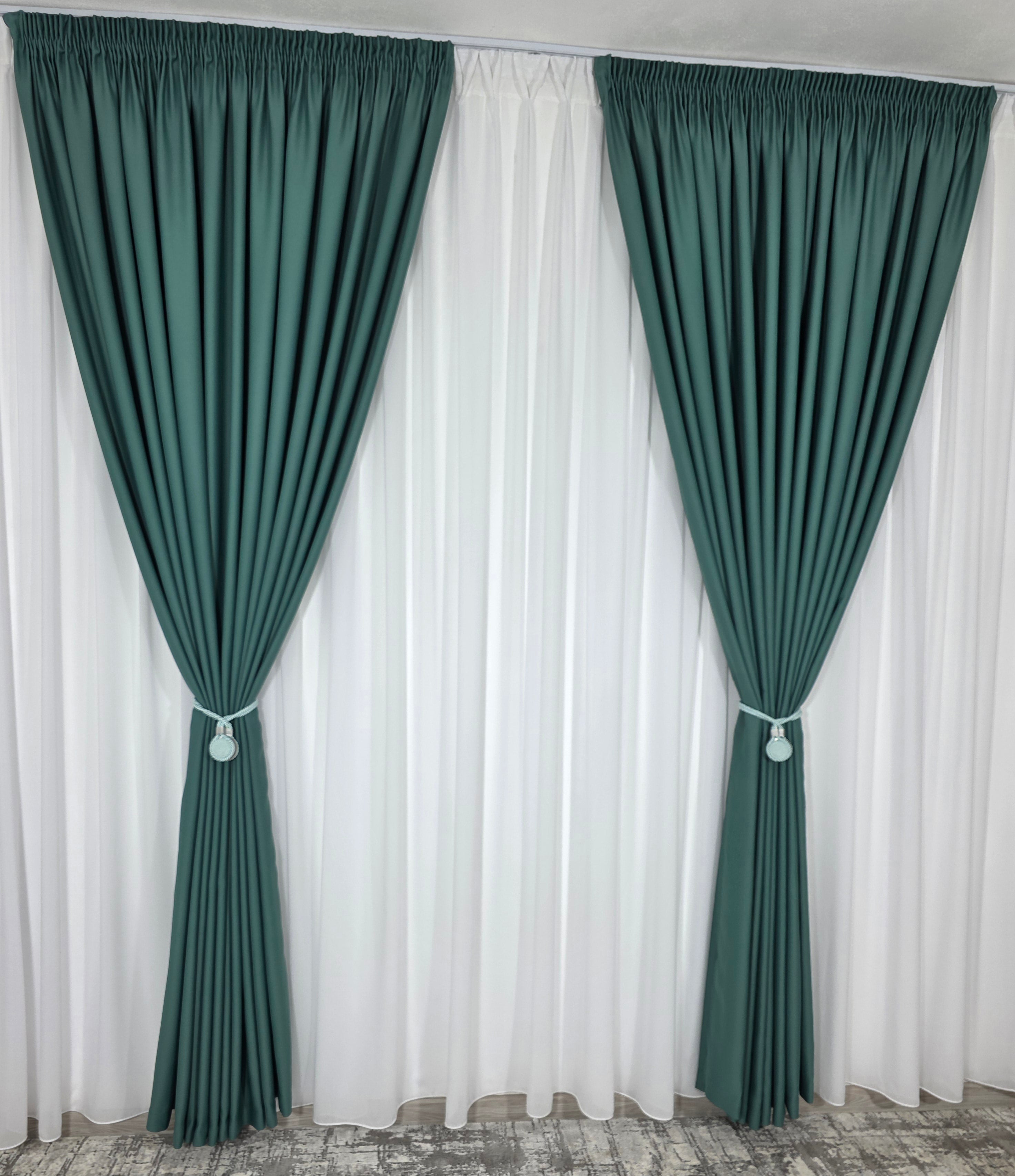 Colectia Blackout: Perdea Matase Alba Si Draperie Verde Menta Blackout 90%