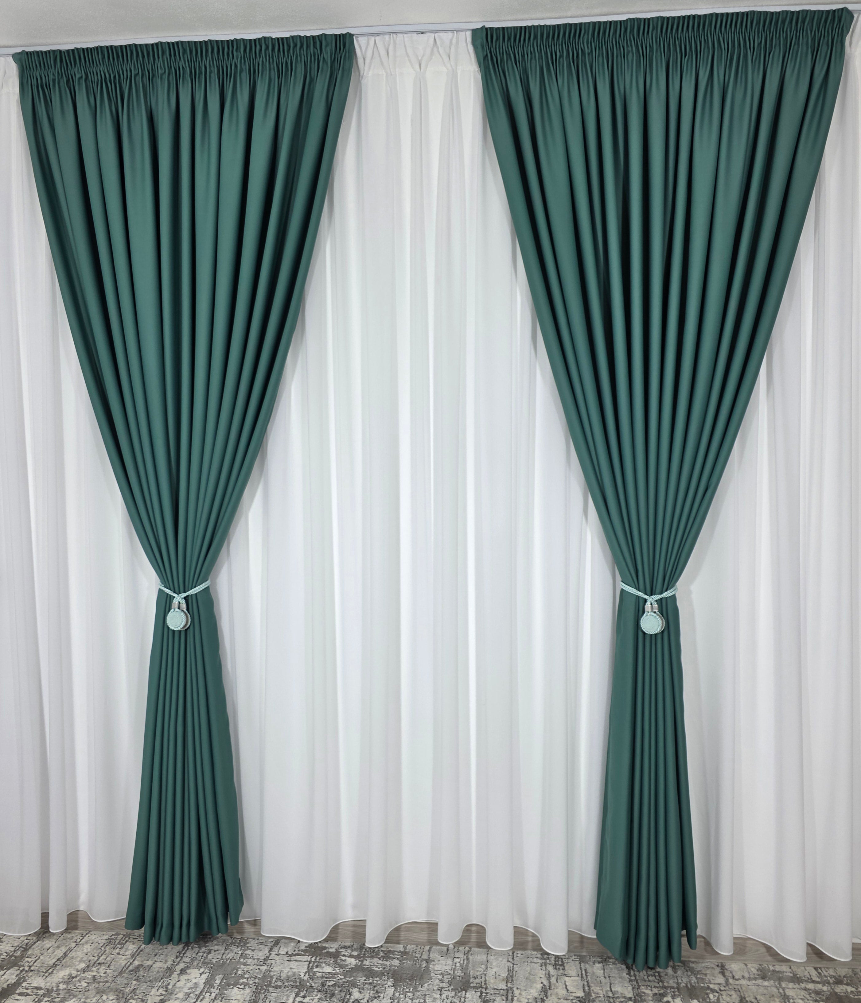 Colectia Blackout: Perdea Matase Alba Si Draperie Verde Menta Blackout 90%