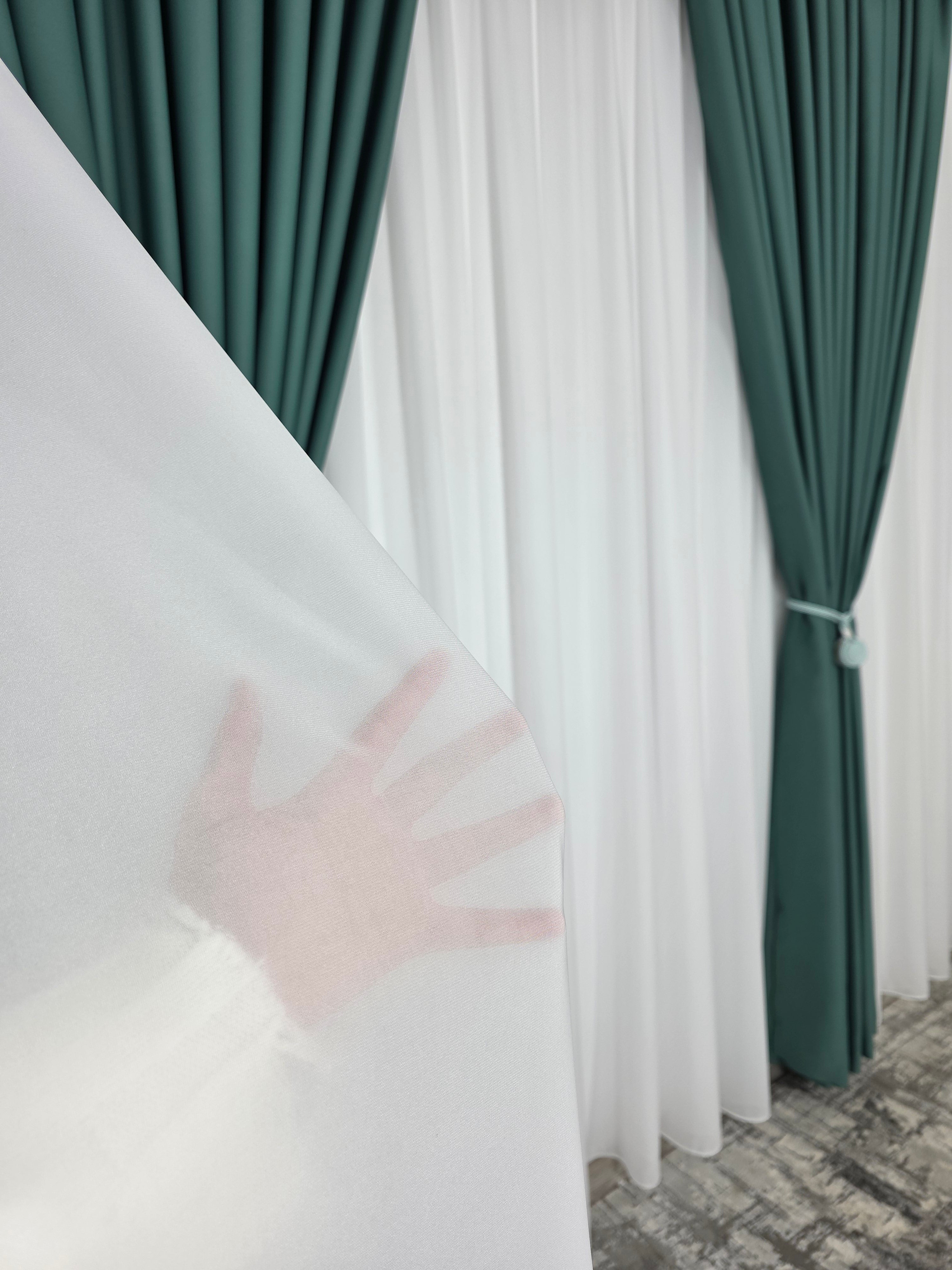 Colectia Blackout: Perdea Matase Alba Si Draperie Verde Menta Blackout 90%