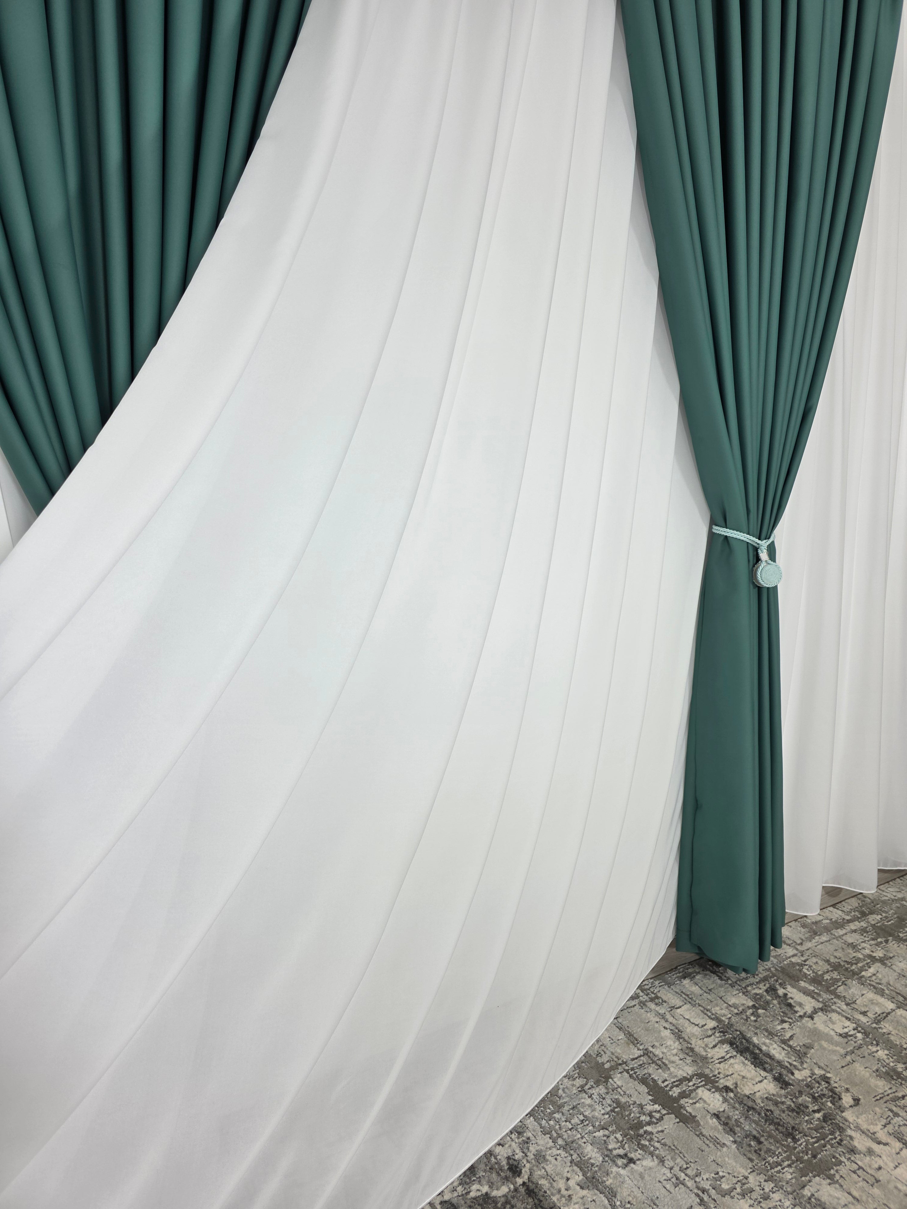 Colectia Blackout: Perdea Matase Alba Si Draperie Verde Menta Blackout 90%