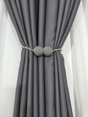 Set magneti cu fir lung bilute, satirati alb-gri material textil(2bucati)