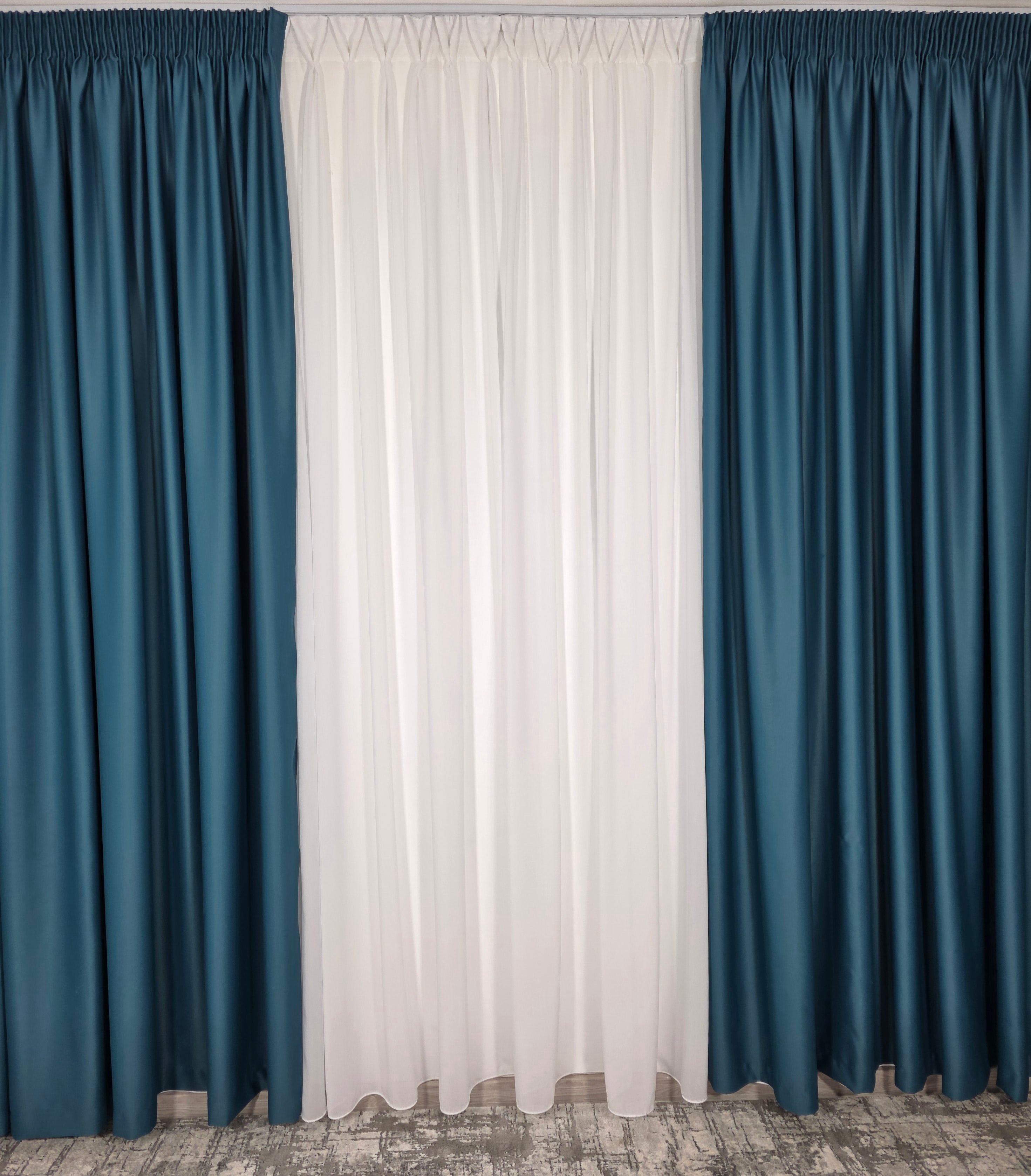 Colectia Blackout: Perdea Matase Alba Si Draperie Turcoaz Blackout 98%