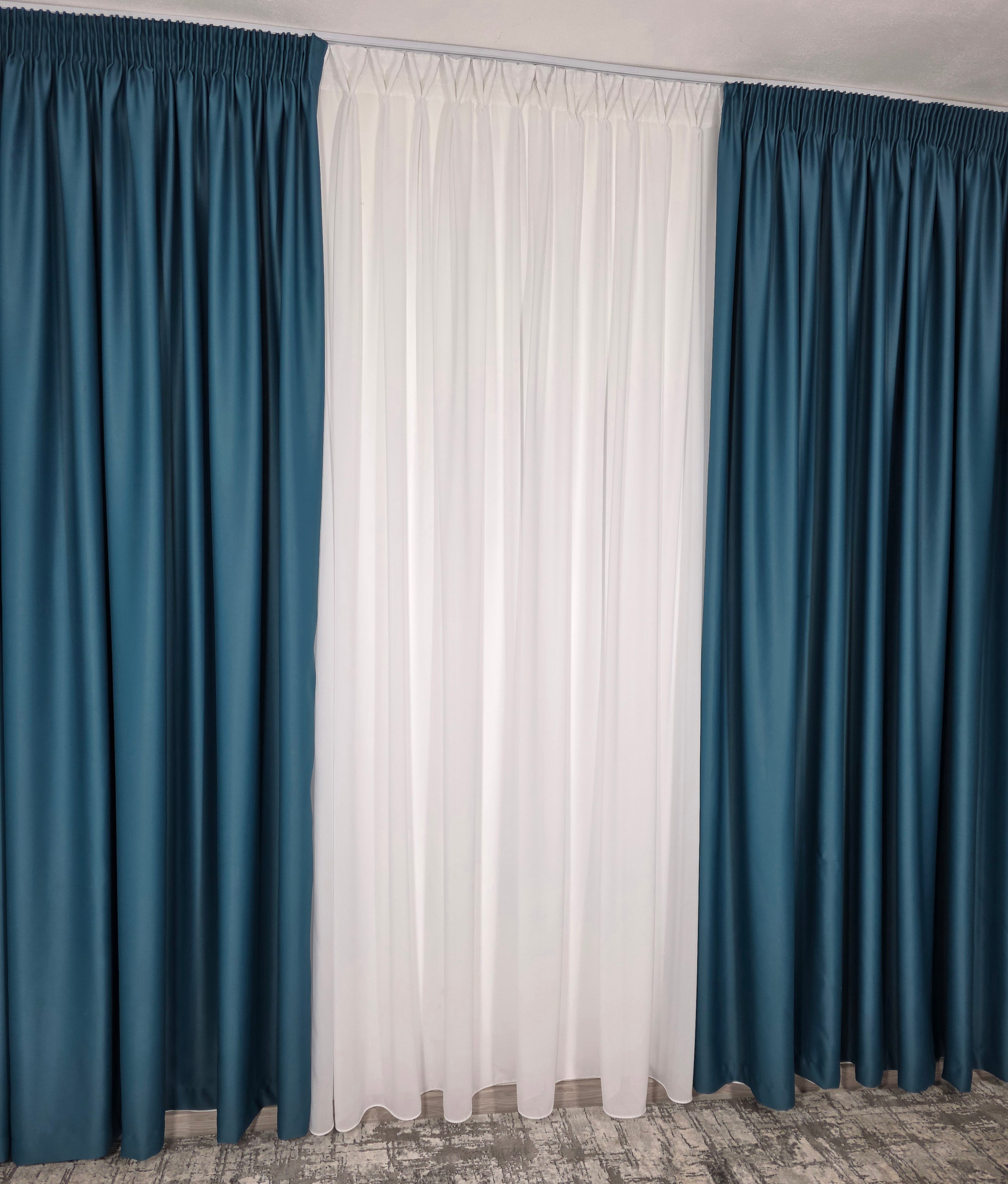 Colectia Blackout: Perdea Matase Alba Si Draperie Turcoaz Blackout 90%