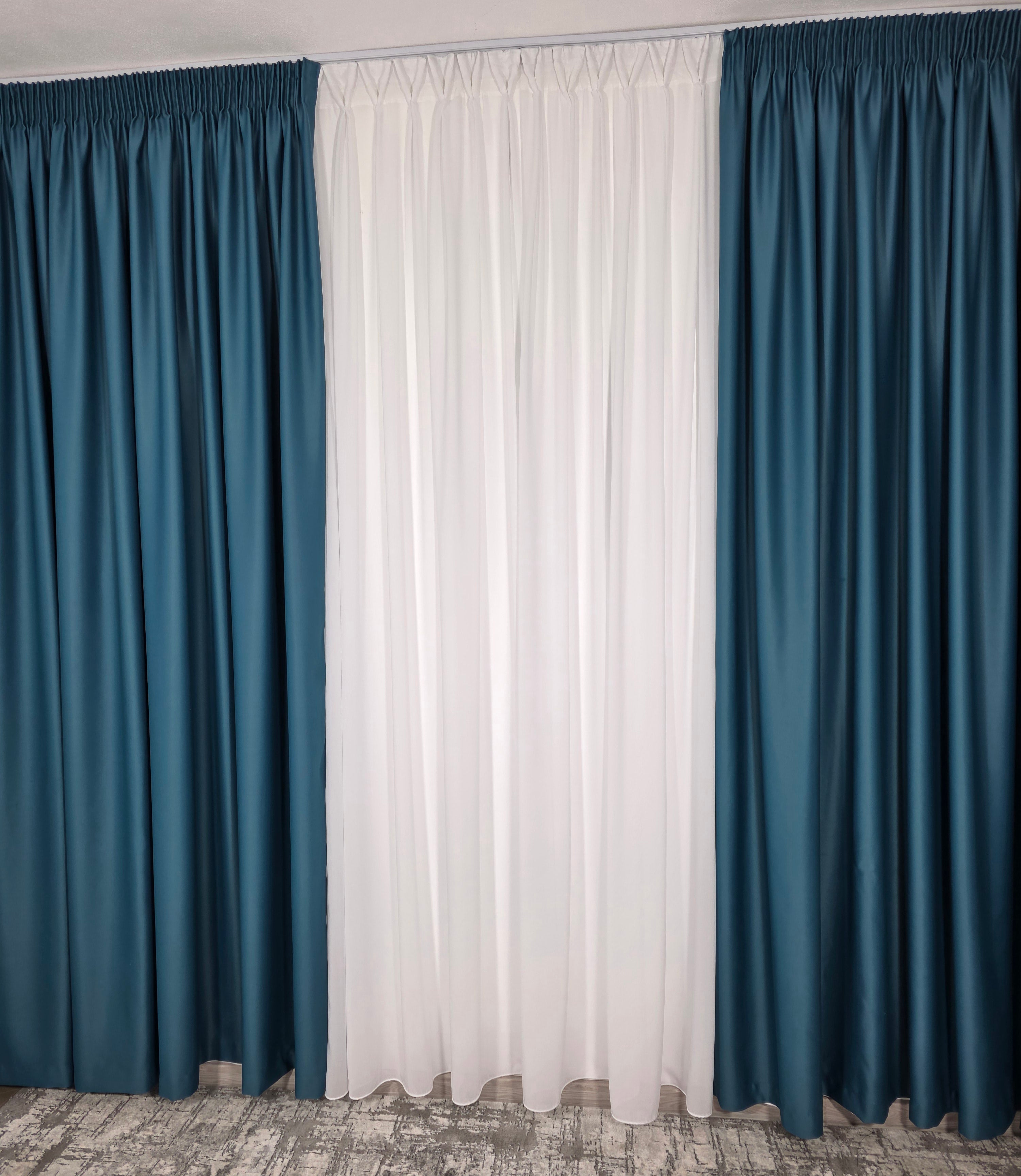 Colectia Blackout: Perdea Matase Alba Si Draperie Turcoaz Blackout 98%