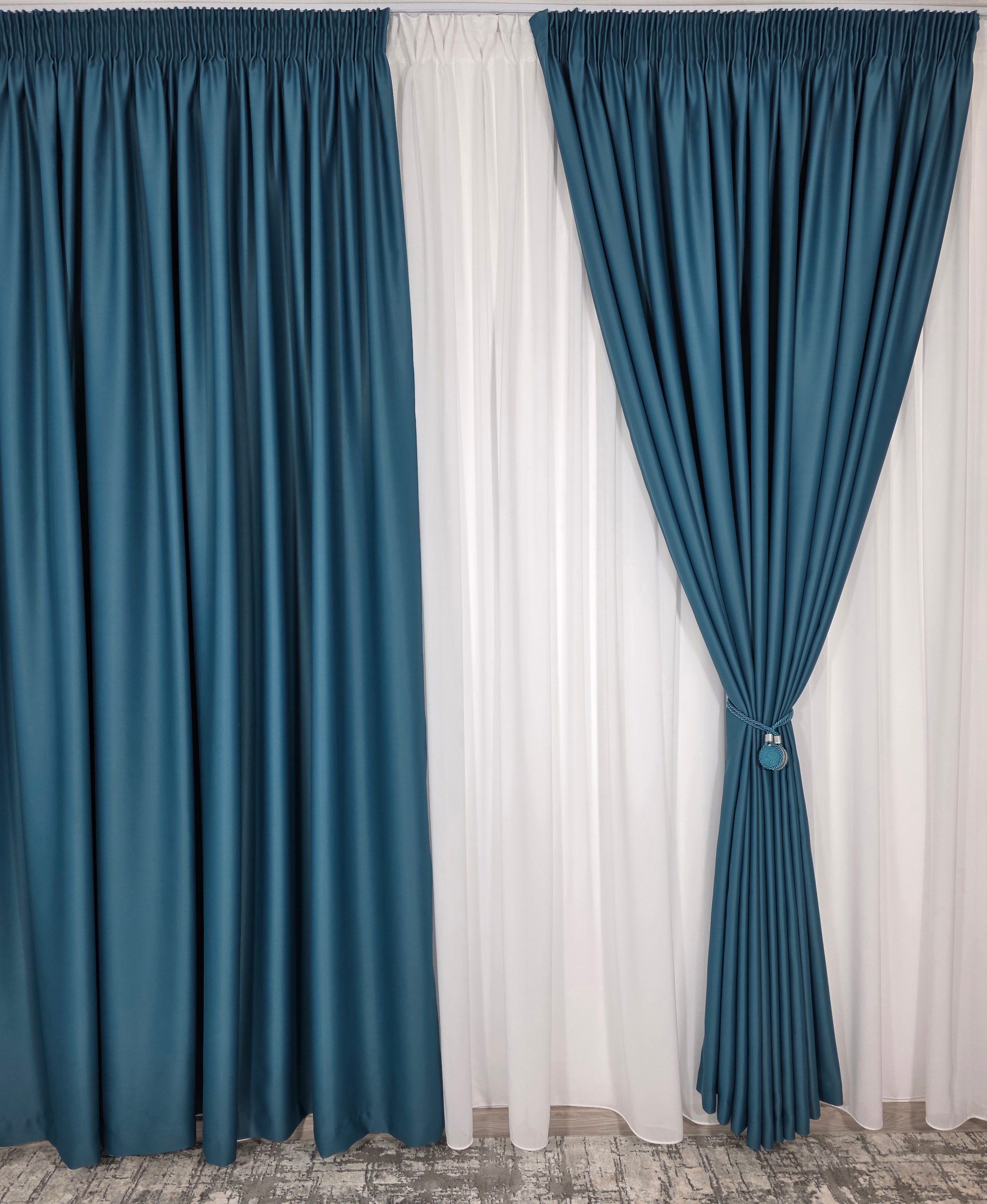 Colectia Blackout: Perdea Matase Alba Si Draperie Turcoaz Blackout 98%