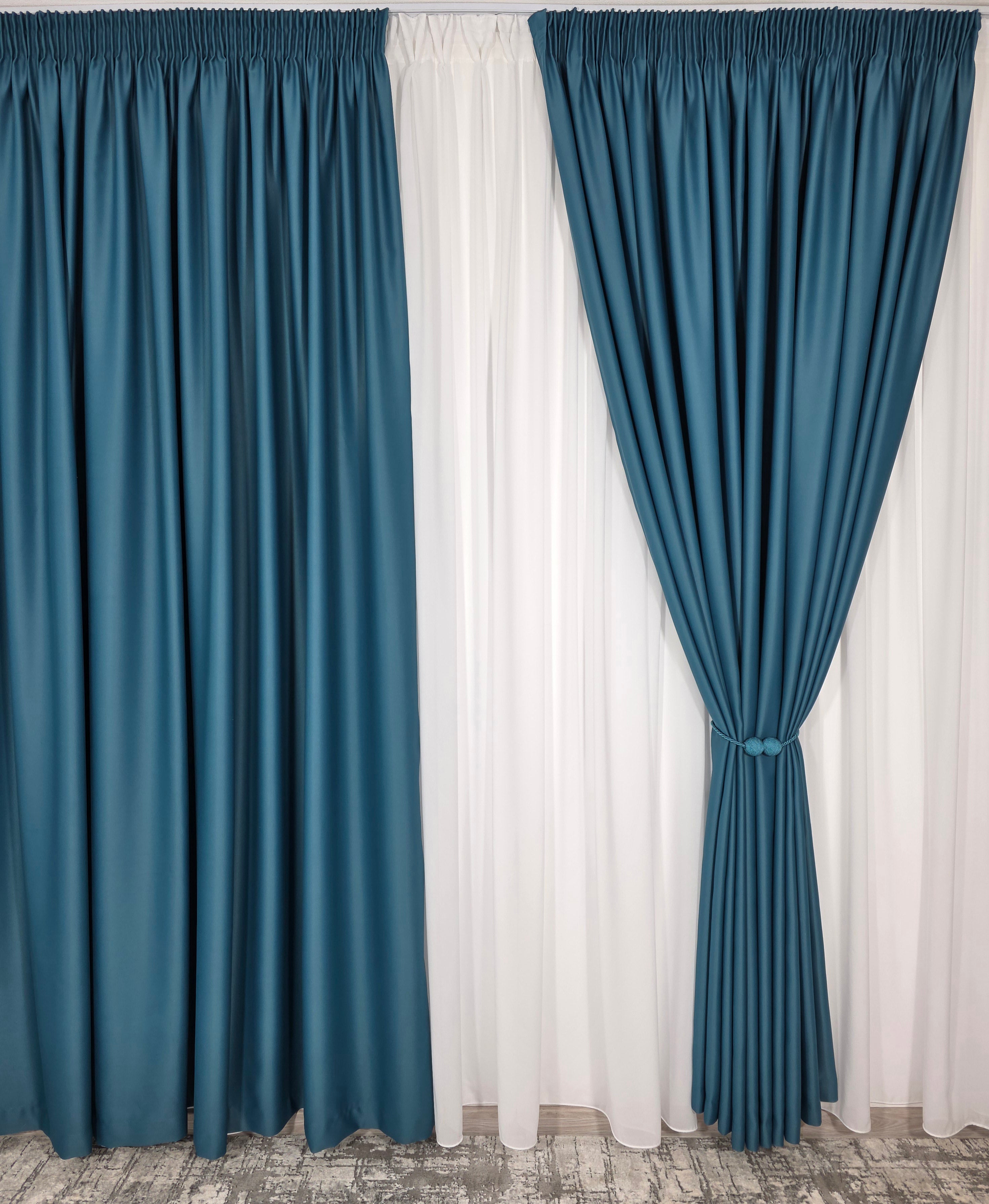 Colectia Blackout: Perdea Matase Alba Si Draperie Turcoaz Blackout 98%