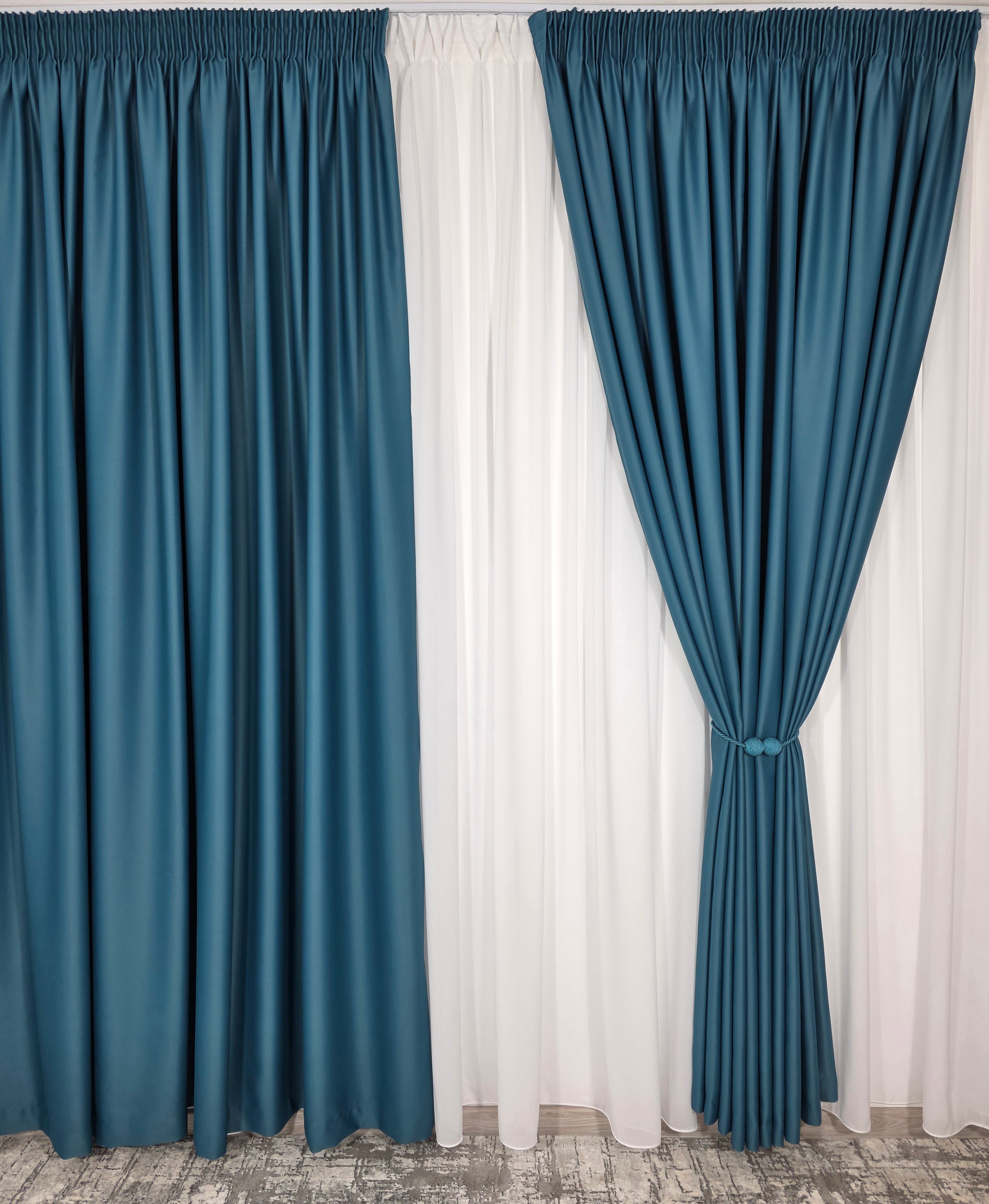 Colectia Blackout: Perdea Matase Alba Si Draperie Turcoaz Blackout 90%