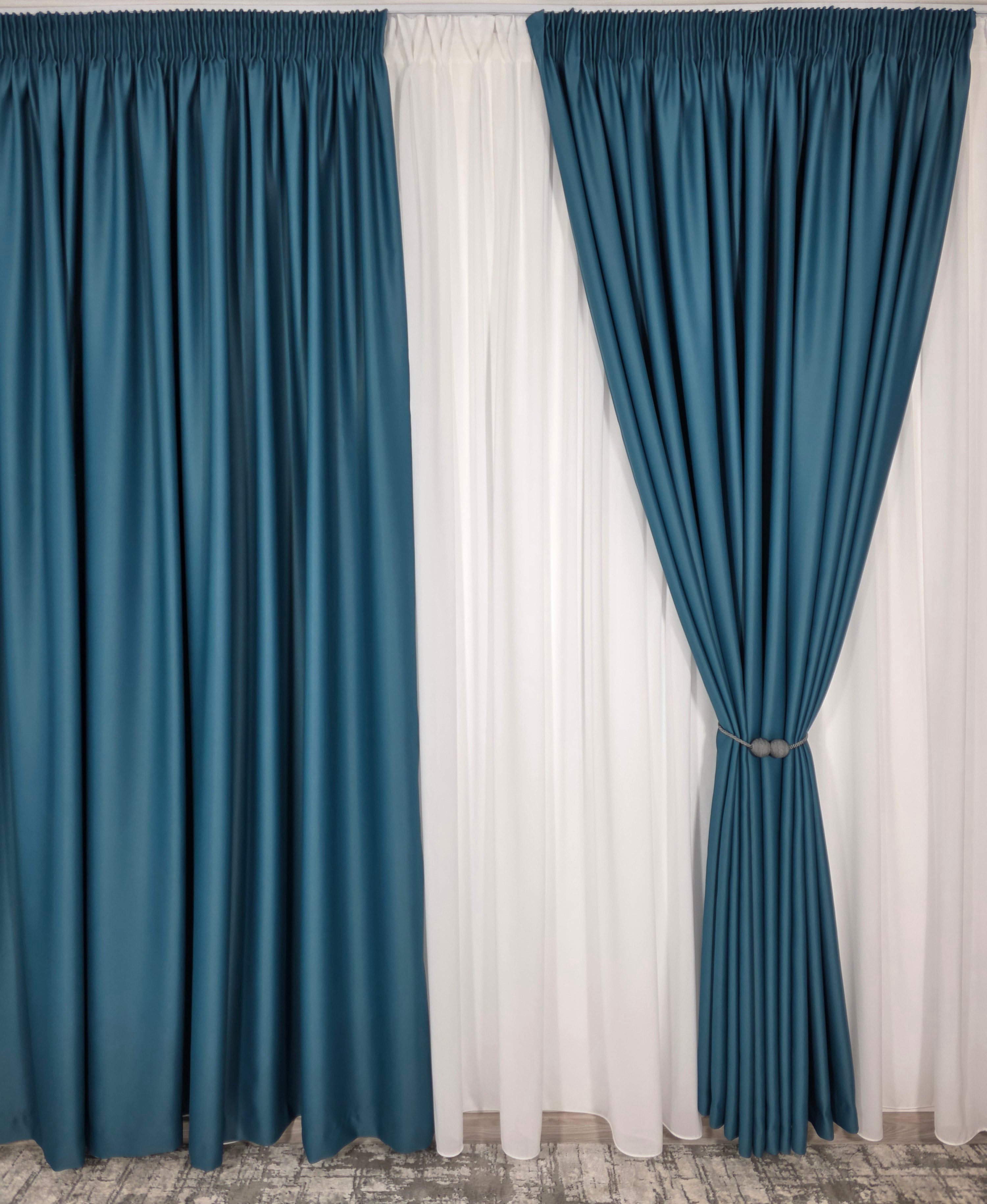 Colectia Blackout: Perdea Matase Alba Si Draperie Turcoaz Blackout 98%
