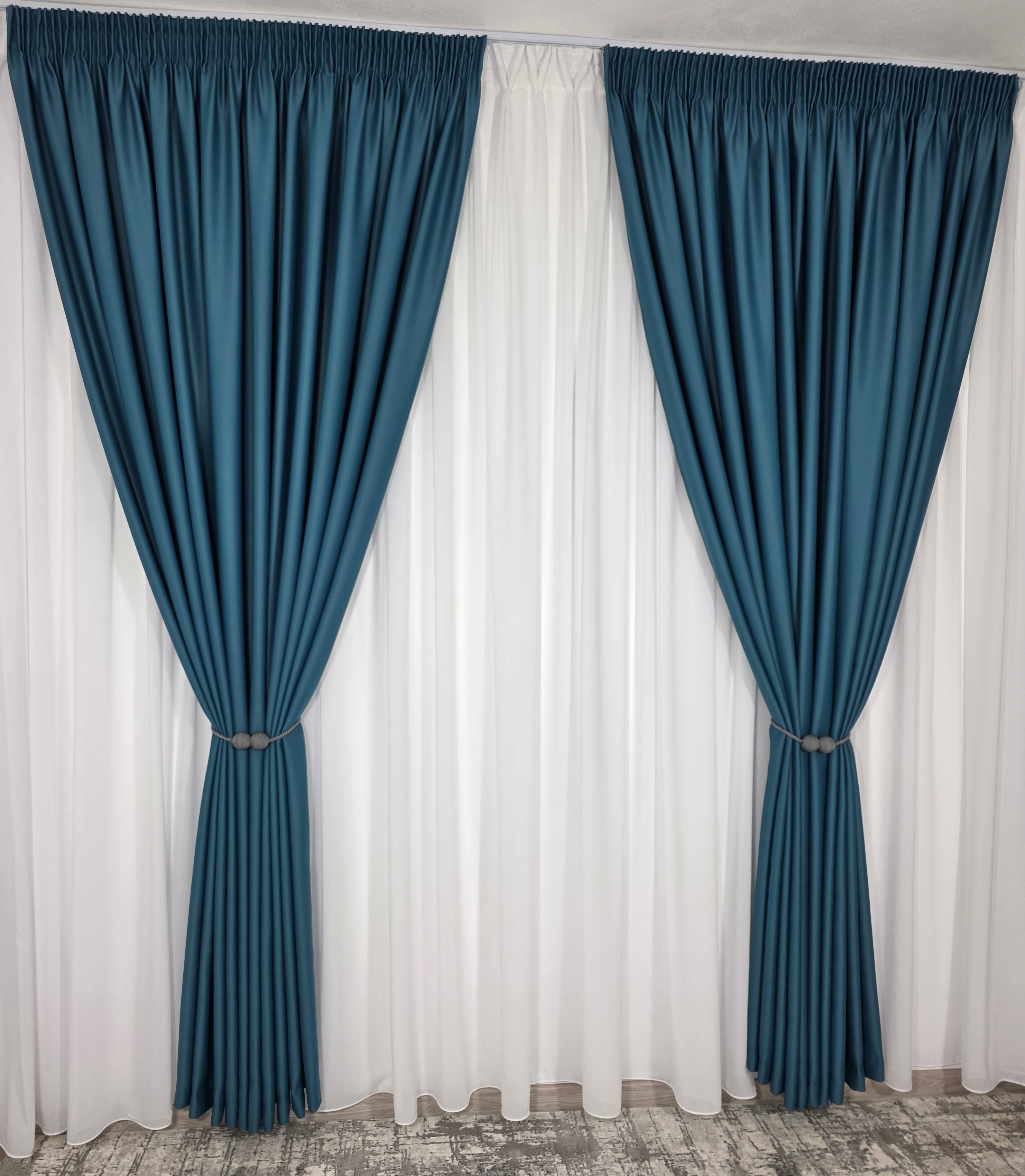 Colectia Blackout: Perdea Matase Alba Si Draperie Turcoaz Blackout 98%